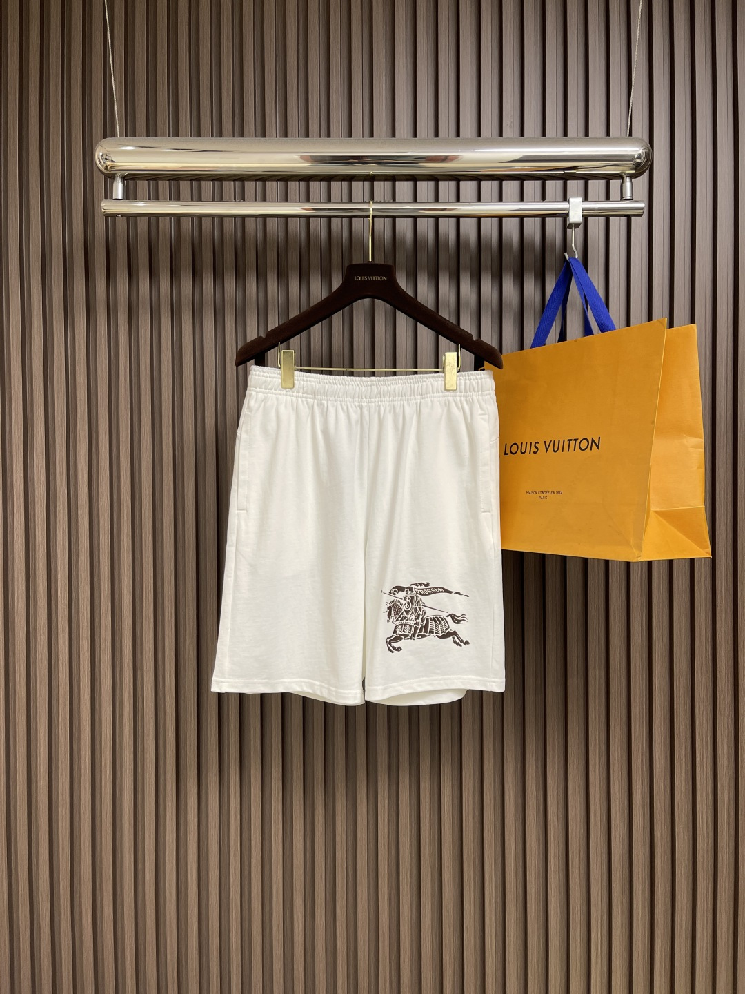 NO:490150,Burberry cotton war horse logo pattern shorts are made of light flip cotton fabric, with cotton fiber as the main raw material, with a smooth cotton surface on the front, and the other side is fleece-tight to form a delicate fleece surface, which is breathable, hygroscopic and soft. The waist is designed with elastic bands and adjustable with drawstrings. The waist elastic band is sewn with rubber car, with tight lines, making it more firm, flat and beautiful at the same time, taking into account good elasticity. Pockets are provided on both sides, and the pockets are reinforced by knotting. The edges of the rear patch pockets are sewn on the breech position by three-needle and four-line process to enhance visual aesthetics and durability. Size M-XXL, burberry, shorts, alexander wang19860909Burberry 棉质战马徽标图案短裤,选用轻盈的翻面绒棉质面料,以棉纤维为主要原料,正面是光滑的棉质表面,另一面经过起绒处理,形成细腻的绒毛表面,具有透气性,吸湿性和柔软性.腰部采用松紧带设计,搭配抽绳调节,运用橡筋车缝合腰部松紧带,线距紧密,使其更加牢固、平整和美观同时兼顾良好的弹性.两侧设有口袋,运用套结工艺加固袋口.后贴袋边缘处运用嵌车三针四线工艺缝制于臀位之上,强化视觉美观度和耐用性.尺码M-XXL,,burberry,shorts,alexander wang,Men's clothing