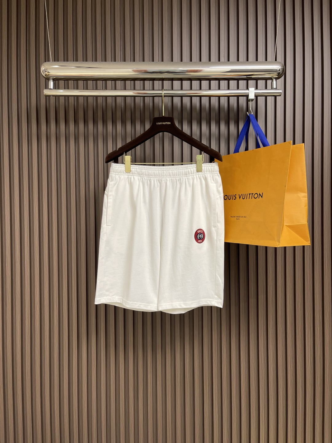 NO:490157,Gucci letter logo embroidered cotton sports shorts, a single-sided fish scale fabric woven with cotton as a base, with a smooth knitted surface on the front, and the touching surface is formed by the floating thread knitting technology of the knitting machine to form a three-dimensional terry loop, increasing the fluffy feeling, and at the same time delicate touch. The terry loop structure absorbs a large amount of water and evaporates quickly, and it is not easy to loosen and deform after multiple washings. Size M-XXL, gucci, shorts, alexander wang19860909Gucci 字母logo刺绣仔章棉质运动短裤,采用棉为基底编织而成的单面鱼鳞布面料,正面为平滑的针织面,触肤面通过针织机的浮线编织技术形成立体的毛圈,增加蓬松感, 同时触感细腻.毛圈结构吸水量大且蒸发快,多次洗涤不易松散变形.尺码M-XXL,,gucci,shorts,alexander wang,Men's clothing