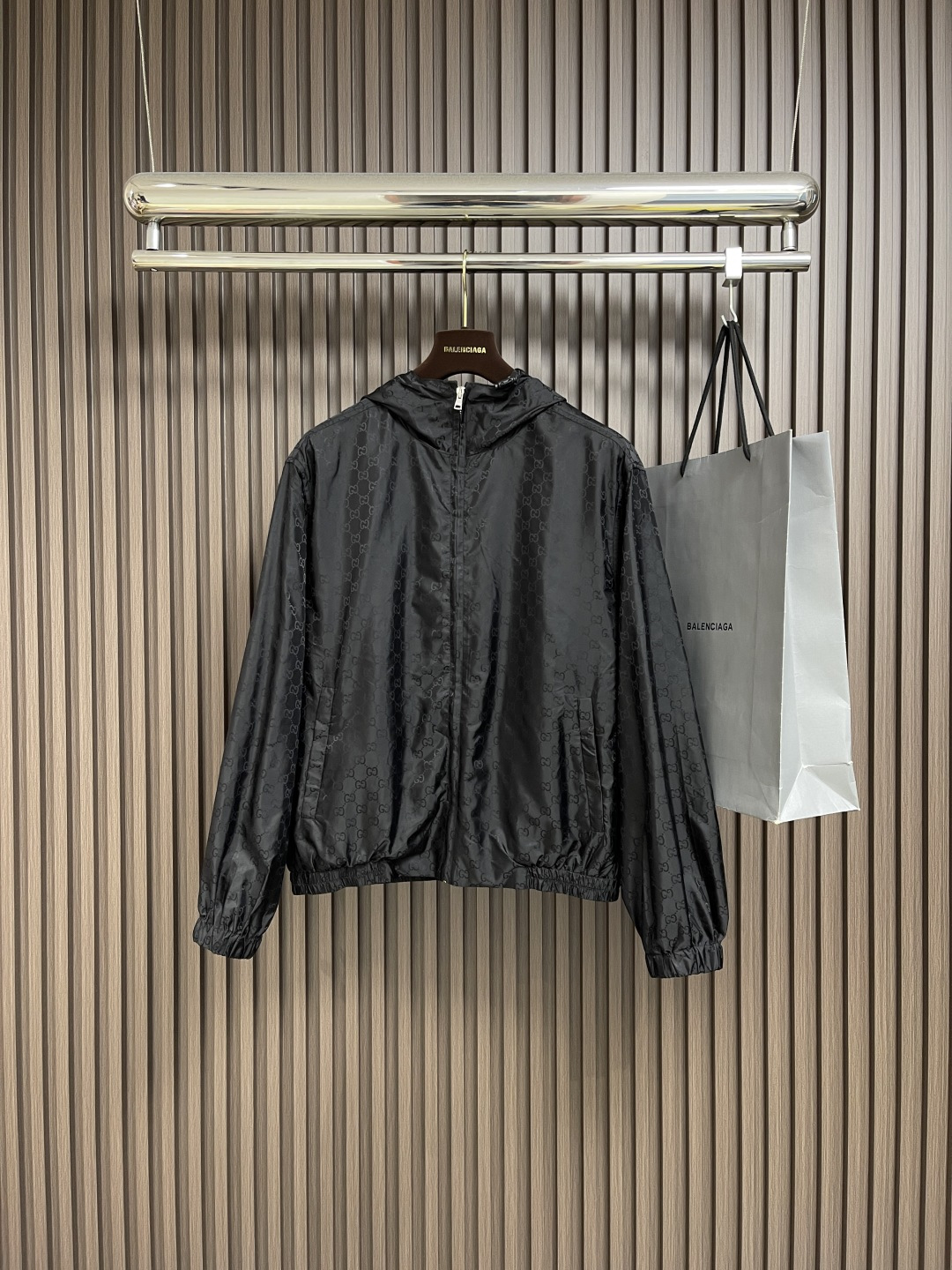 NO:490193,GUCCI Hooded Jacquard Shock Jacket, customized YB imported Shock Nylon material, breathable and comfortable, full texture, hooded drawstring jacket jacket style, large body full of double G letters, dark pattern jacquard, high-profile showing taste, elastic tightening of cuffs, and increase leather buckle drawstring and large capacity double-insert pocket pocket windproof and cold protection, fully improve the dexterity and practicality of outdoor activities, and any random outfit is brilliant and fashionable. Size S-XL, gucci, jackets & coats, jackets & coats, hats, alexander wang19860909GUCCI 连帽提花冲锋夹克,定制YB进口冲锋尼龙材质 透气舒适 质感十足 连帽抽绳夹克外套版型 大身满印双G 字母暗纹提花 高调彰显品味 袖口弹力收紧 同时增加皮扣抽绳和大容量双插兜口袋防风御寒效果一流 充分提升户外活动的灵巧性和实用度 随意外搭都出彩时髦.尺码S-XL,,gucci,jackets & coats,jackets & coats,hats,alexander wang,Men's clothing