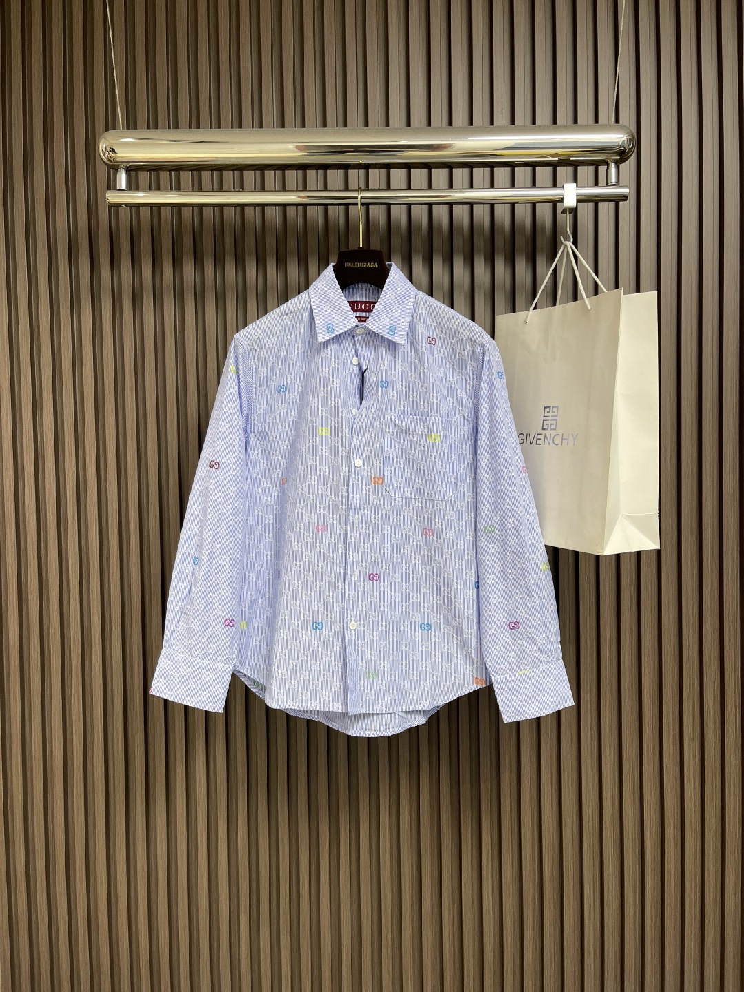 NO:490215,GUCCI GG striped shredded cotton long-sleeved shirt, this item is from the Gucci Lido series, and the design is inspired by the Italian coast and the beach club. This white cotton shirt uses pointed collar and square cut to ingeniously decorate the light blue GG striped shredded pattern that Gucci series pushes. Size S-XL, gucci, Shirts, alexander wang19860909GUCCI GG条纹切丝棉质长袖衬衫,这款单品出自Gucci Lido系列,设计灵感源自意大利海岸的夏日风情和海滩俱乐部.这款白色棉质衬衫采用尖领和方形剪裁,匠心装饰Gucci多个系列力推的浅蓝色GG条纹切丝图案.尺码S-XL,,gucci,shirts,alexander wang,Men's clothing