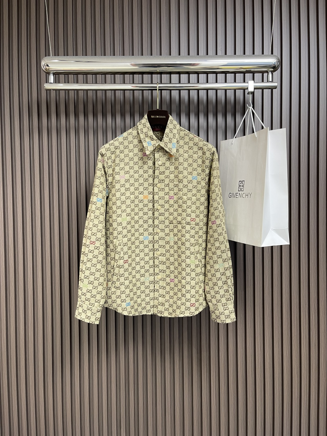 NO:490209,GUCCI colored shredded long-sleeved shirt, the 2025 early autumn series combines textures, patterns and colors to make the daily wardrobe charming. This shirt is ingeniously crafted by camel and dark brown GG canvas, embellishing the whole body with GG shredded shredded to fully express the unique charm. Size S-XL, gucci,shirts,alexander wang19860909GUCCI 彩色切丝长袖衬衫,2025早秋系列融汇纹理、图案和色彩,令日常衣橱实现魅力进阶.这款衬衫以驼色和深棕色GG帆布匠心打造,通体缀饰GG切丝,尽释别致风韵.尺码S-XL,,gucci,shirts,alexander wang,Men's clothing