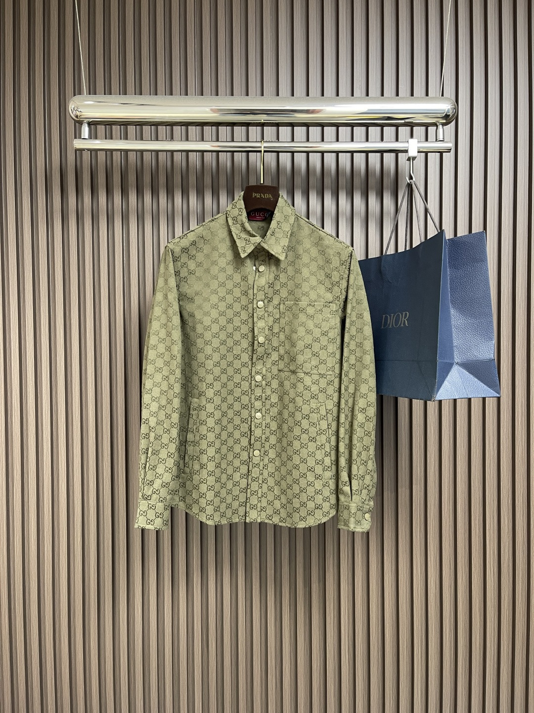 NO:487847,Tops, shorts, Gucci GG canvas long-sleeved shirt and shorts set, the 2025FW early autumn series uses conservative black, gray and green tones, cleverly embellish the elegant floral embroidery, embossed logo and other craftsmanship details to show the brand's charm. This shirt is made of forest green canvas, ingeniously embellishing the iconic GG letter interwoven pattern. Size S-XL, gucci, shorts, shirts, alexander wang19860909上衣 短裤 Gucci GG帆布长袖衬衫短裤套装,2025FW早秋系列选用沉敛的黑色、灰色与绿色调,巧妙点缀雅致花卉刺绣、压花标识等工艺细节,一展品牌魅力.这款衬衫采用森林绿帆布打造,匠心缀饰标志性GG字母交织图案.尺码S-XL,,gucci,shorts,shirts,alexander wang,Men's clothing