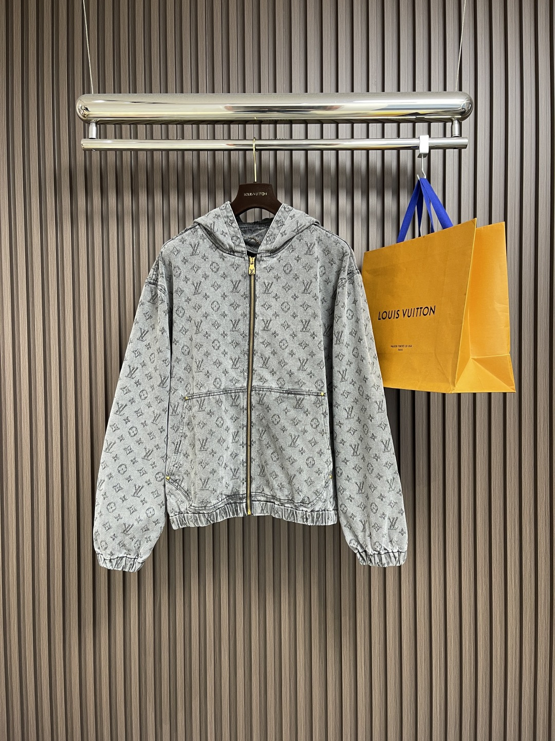 NO:490231,LV 2025ss autumn and winter new jacquard full-print hooded jacket, the jacket is sewn with denim and printed with Monogram jacquard pattern, creating an eye-catching and outstanding shape. It is made of customized imported hardware and is made of special washing technology. The fabric retains its original toughness and makes it more flexible and comfortable. Size S-XL,,louis vuitton,jackets & coats,hats,alexander wang19860909LV 2025ss秋冬新款提花满印连帽外套,外套采用牛仔布缝制,满印Monogram提花图案,缔造夺目出众的造型.采用定制进口五金 经过特殊水洗的工艺打造,面料保留原有的韧性 使它更为柔顺 舒适.尺码S-XL,,louis vuitton,jackets & coats,hats,alexander wang,Men's clothing