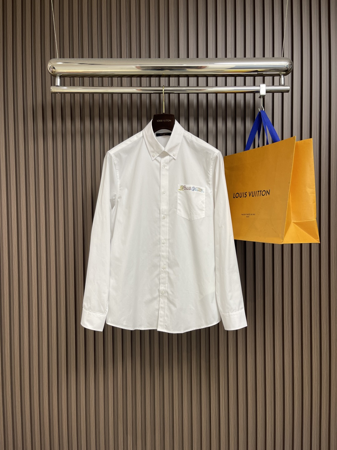 NO:490249,LV 2025ss new cotton Oxford long-sleeved shirt, with colorful rhinestones in chest pockets, and then buckle the collar and back. Marque L.Vuitton De top version, one-piece Posee label is perfect and exquisite, and can easily upgrade various styles. Size S-XXL,,louis vuitton,louis vuitton,shirts,alexander wang19860909LV 2025ss新款棉质牛津长袖衬衫,以缤纷莱茵石于胸袋抒写渐变路易威登标识,再借系扣衣领和后部 Marque L.Vuitton De顶级版本 一件代发Posee 标签完善考究风范,可轻松升级各式造型.尺码S-XXL,,louis vuitton,louis vuitton,shirts,alexander wang,Men's clothing