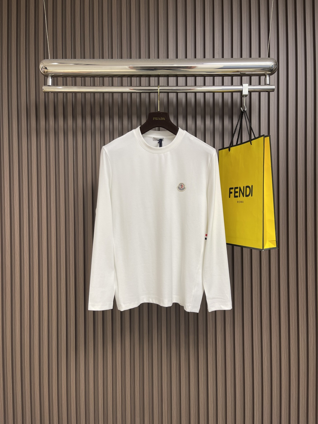 NO:487896,Moncler FW new brand letter logo cotton versatile casual round neck long-sleeved T-shirt, fashionable and versatile, upright and stylish, not picky to wear, can be perfectly controlled at any age, customized Tensile soft cotton fabric. Size 1-2-3-4-5,,tees, t-shirt,alexander wang19860909Moncler FW新款品牌字母徽标棉质百搭休闲圆领长袖T恤,时尚百搭、上身挺拔有型,不挑人穿、任何年龄段都可完美驾驭,定制天丝柔棉面料.尺码1-2-3-4-5,,tees，t-shirt,alexander wang,Men's clothing