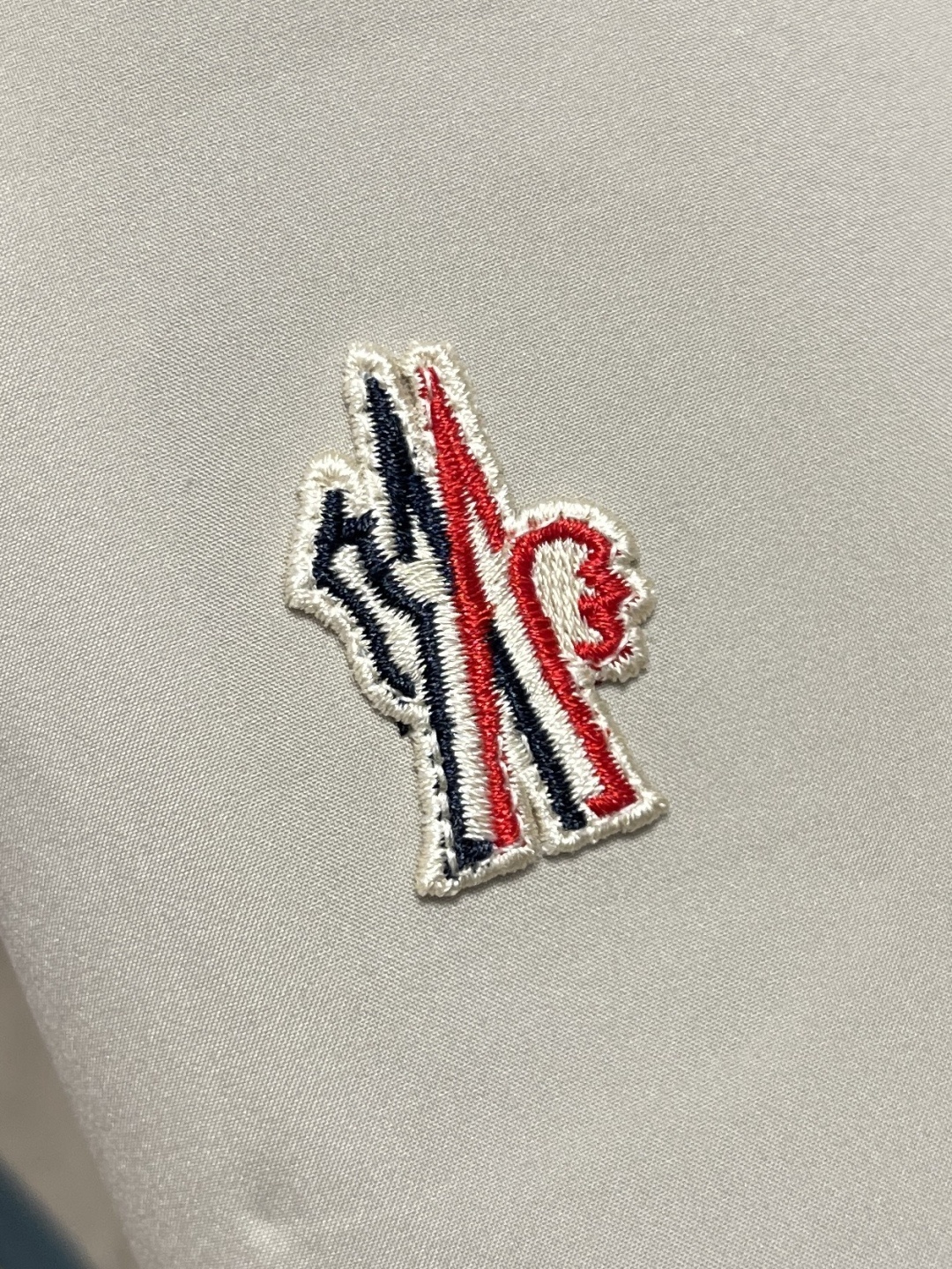 🛒🛒moncler 硬壳冲锋衣羽绒外套,防风防水功能性全天候 面料堪称一绝高性能的材料使穿着者在得到专业