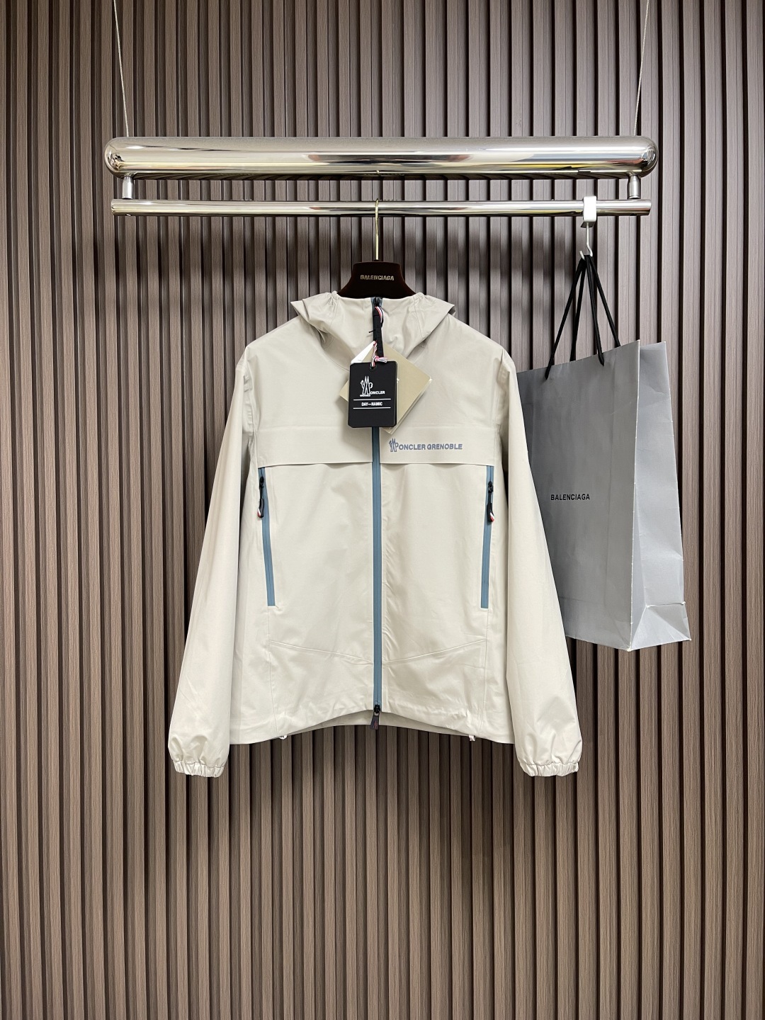 🛒🛒moncler 硬壳冲锋衣羽绒外套,防风防水功能性全天候 面料堪称一绝高性能的材料使穿着者在得到专业