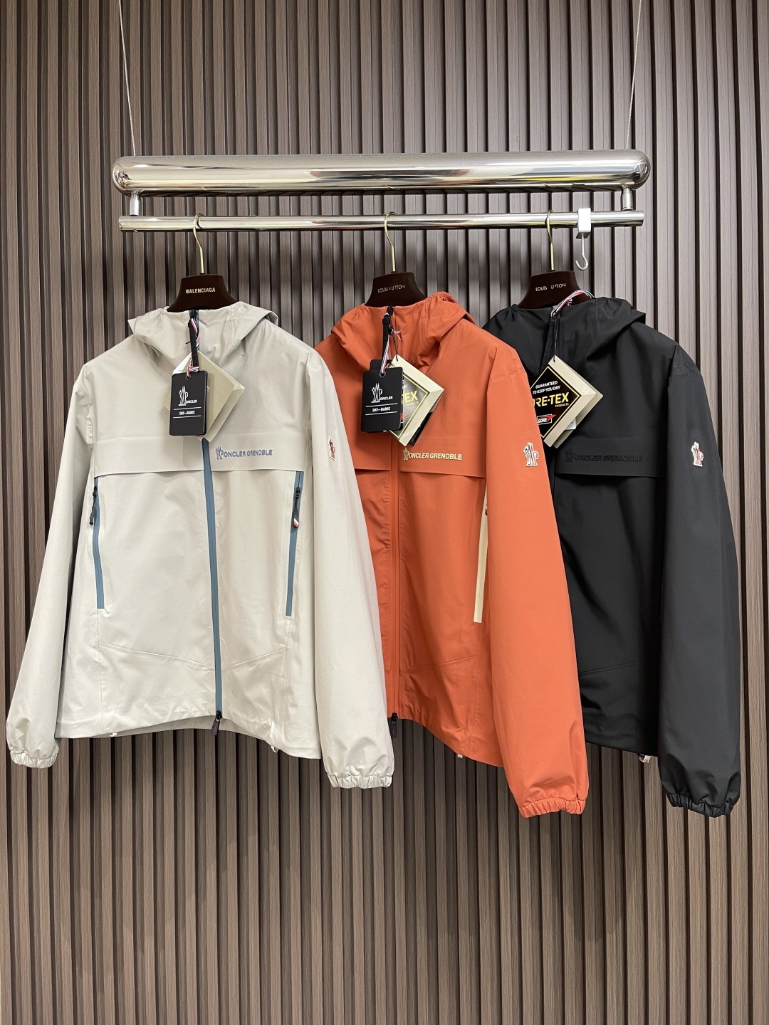 🛒🛒moncler 硬壳冲锋衣羽绒外套,防风防水功能性全天候 面料堪称一绝高性能的材料使穿着者在得到专业
