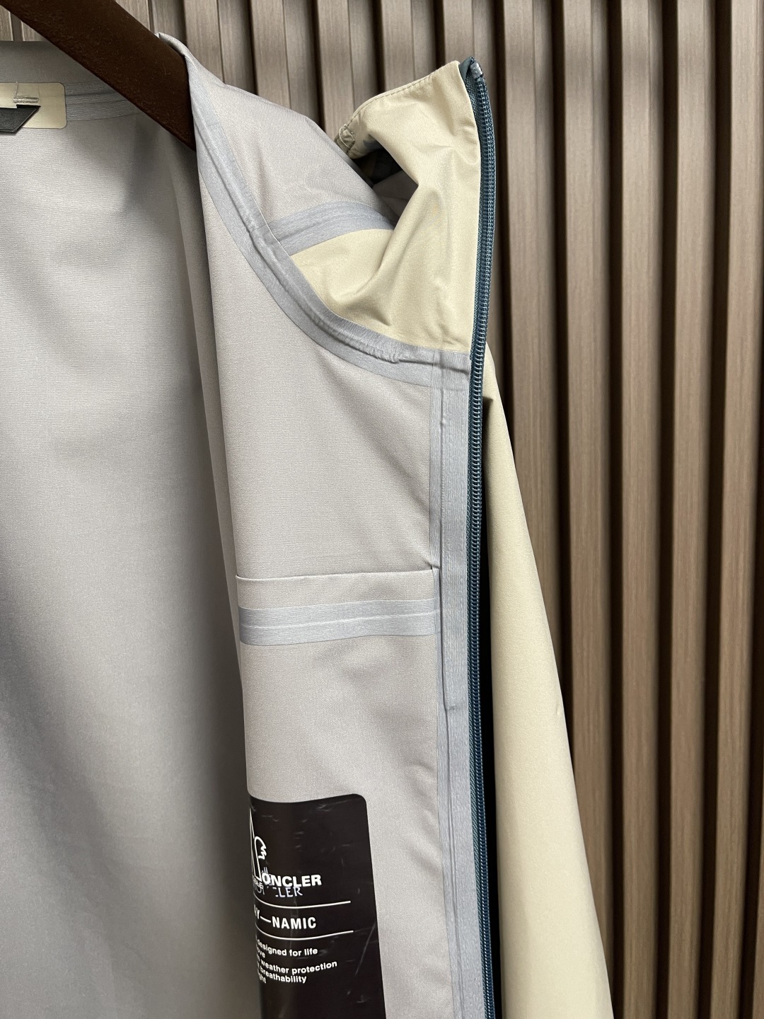 🛒🛒moncler 硬壳冲锋衣羽绒外套,防风防水功能性全天候 面料堪称一绝高性能的材料使穿着者在得到专业