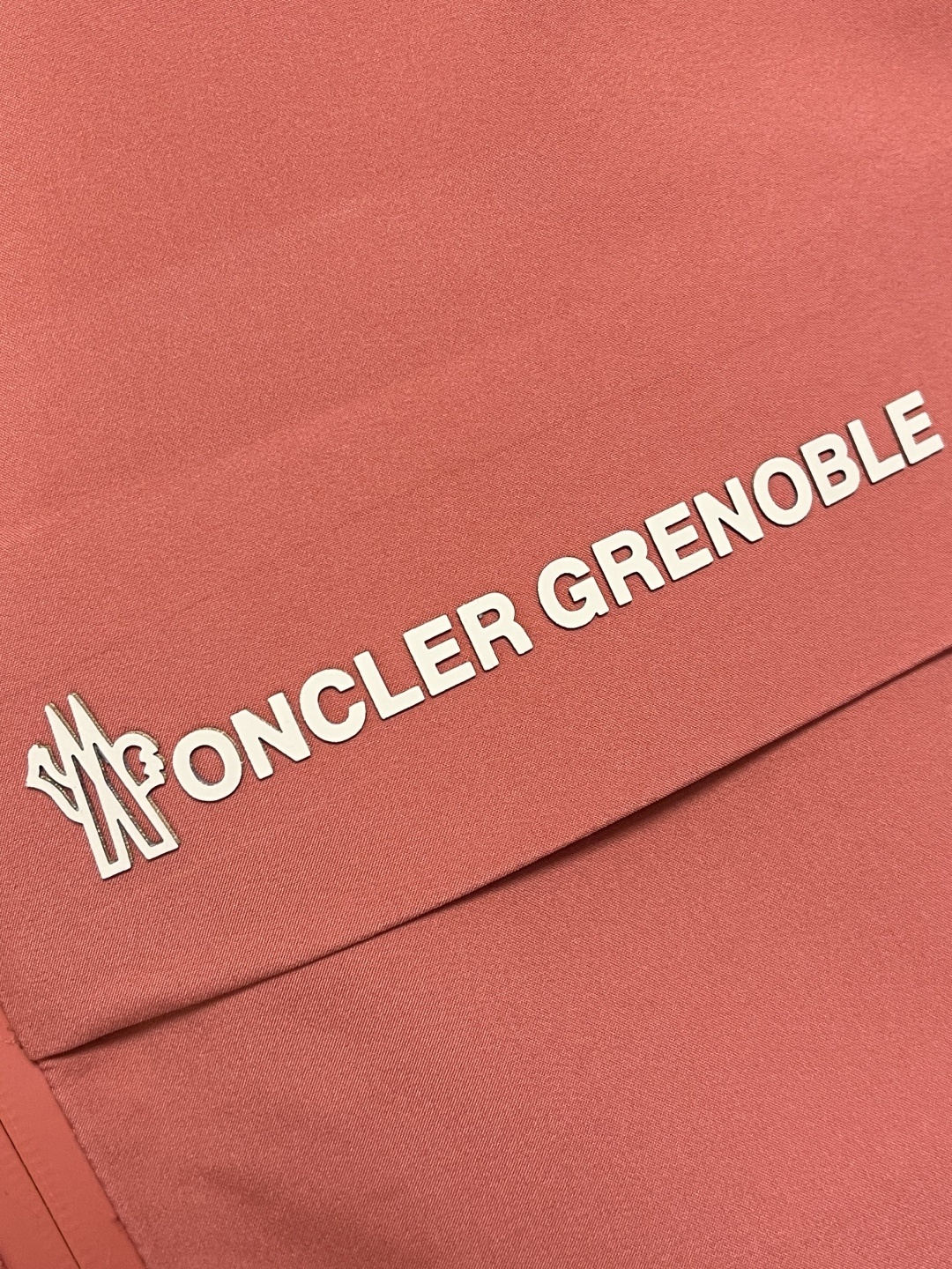 🛒🛒moncler 硬壳冲锋衣羽绒外套,防风防水功能性全天候 面料堪称一绝高性能的材料使穿着者在得到专业