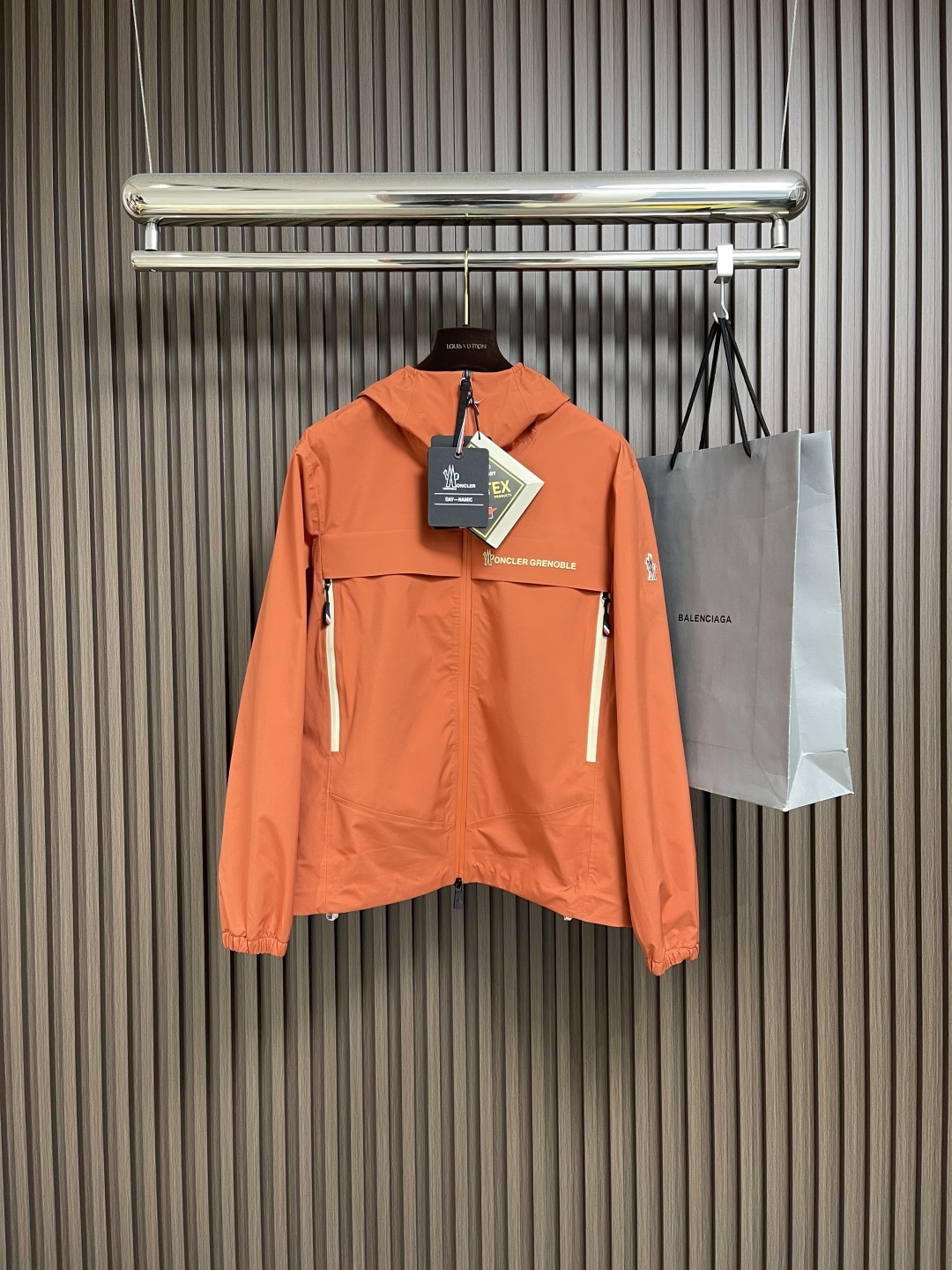 🛒🛒moncler 硬壳冲锋衣羽绒外套,防风防水功能性全天候 面料堪称一绝高性能的材料使穿着者在得到专业
