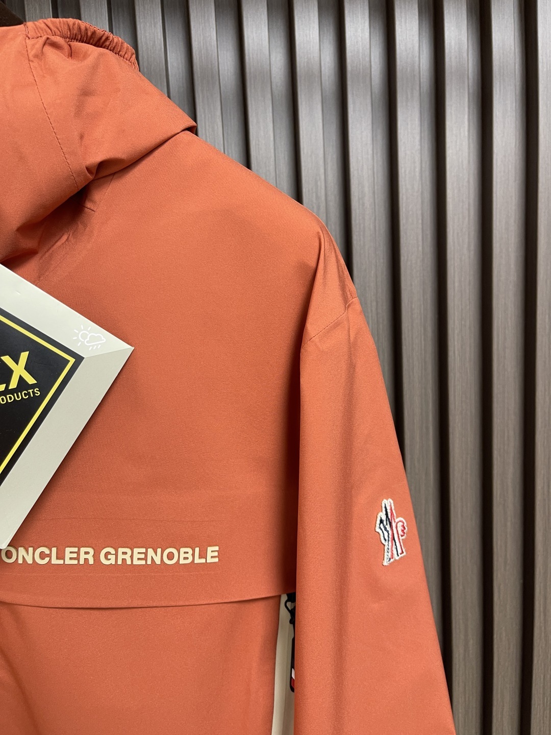 🛒🛒moncler 硬壳冲锋衣羽绒外套,防风防水功能性全天候 面料堪称一绝高性能的材料使穿着者在得到专业