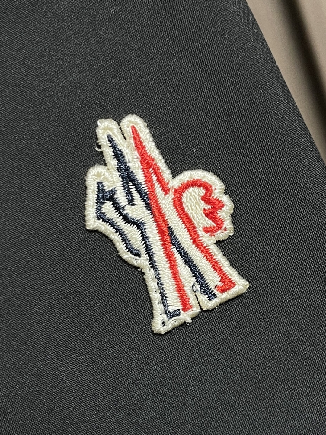 🛒🛒moncler 硬壳冲锋衣羽绒外套,防风防水功能性全天候 面料堪称一绝高性能的材料使穿着者在得到专业