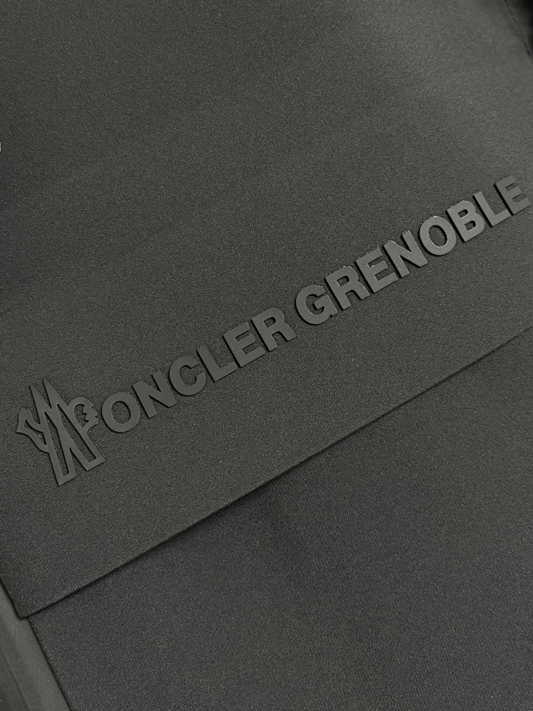 🛒🛒moncler 硬壳冲锋衣羽绒外套,防风防水功能性全天候 面料堪称一绝高性能的材料使穿着者在得到专业