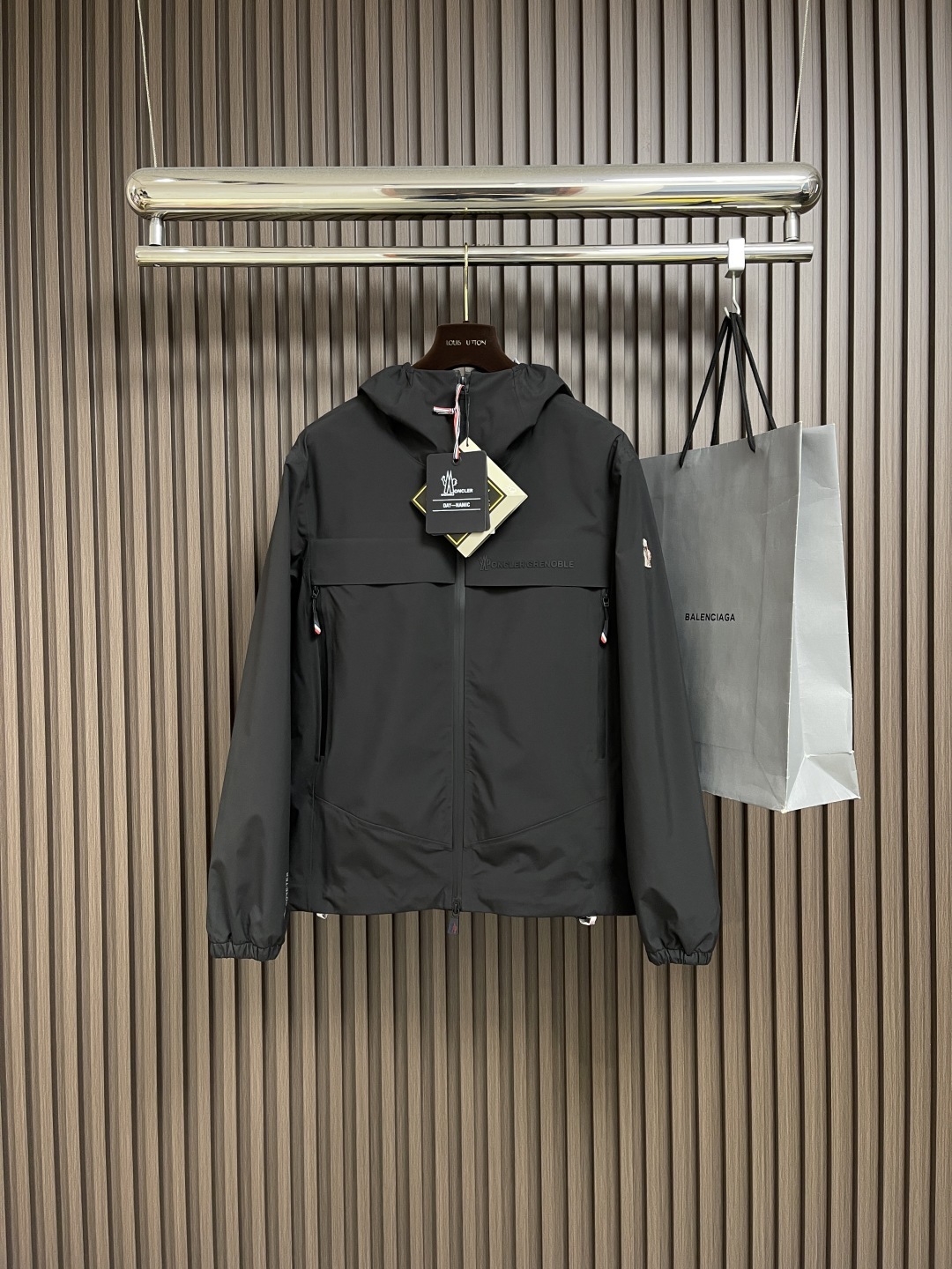 🛒🛒moncler 硬壳冲锋衣羽绒外套,防风防水功能性全天候 面料堪称一绝高性能的材料使穿着者在得到专业