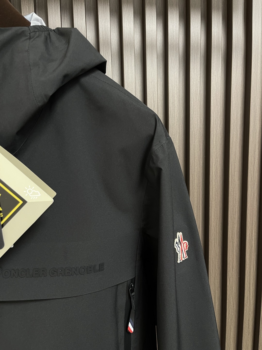 🛒🛒moncler 硬壳冲锋衣羽绒外套,防风防水功能性全天候 面料堪称一绝高性能的材料使穿着者在得到专业