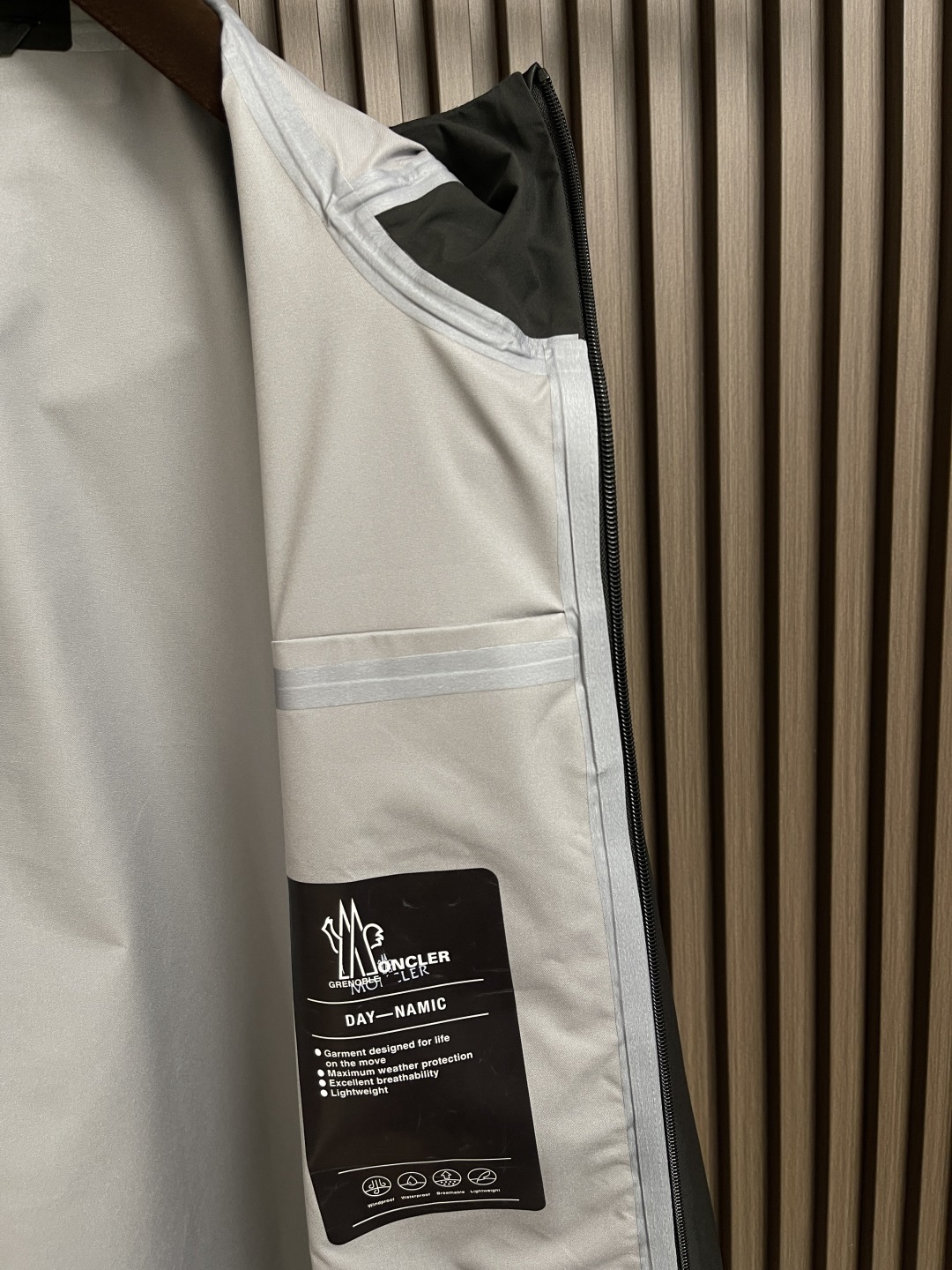 🛒🛒moncler 硬壳冲锋衣羽绒外套,防风防水功能性全天候 面料堪称一绝高性能的材料使穿着者在得到专业