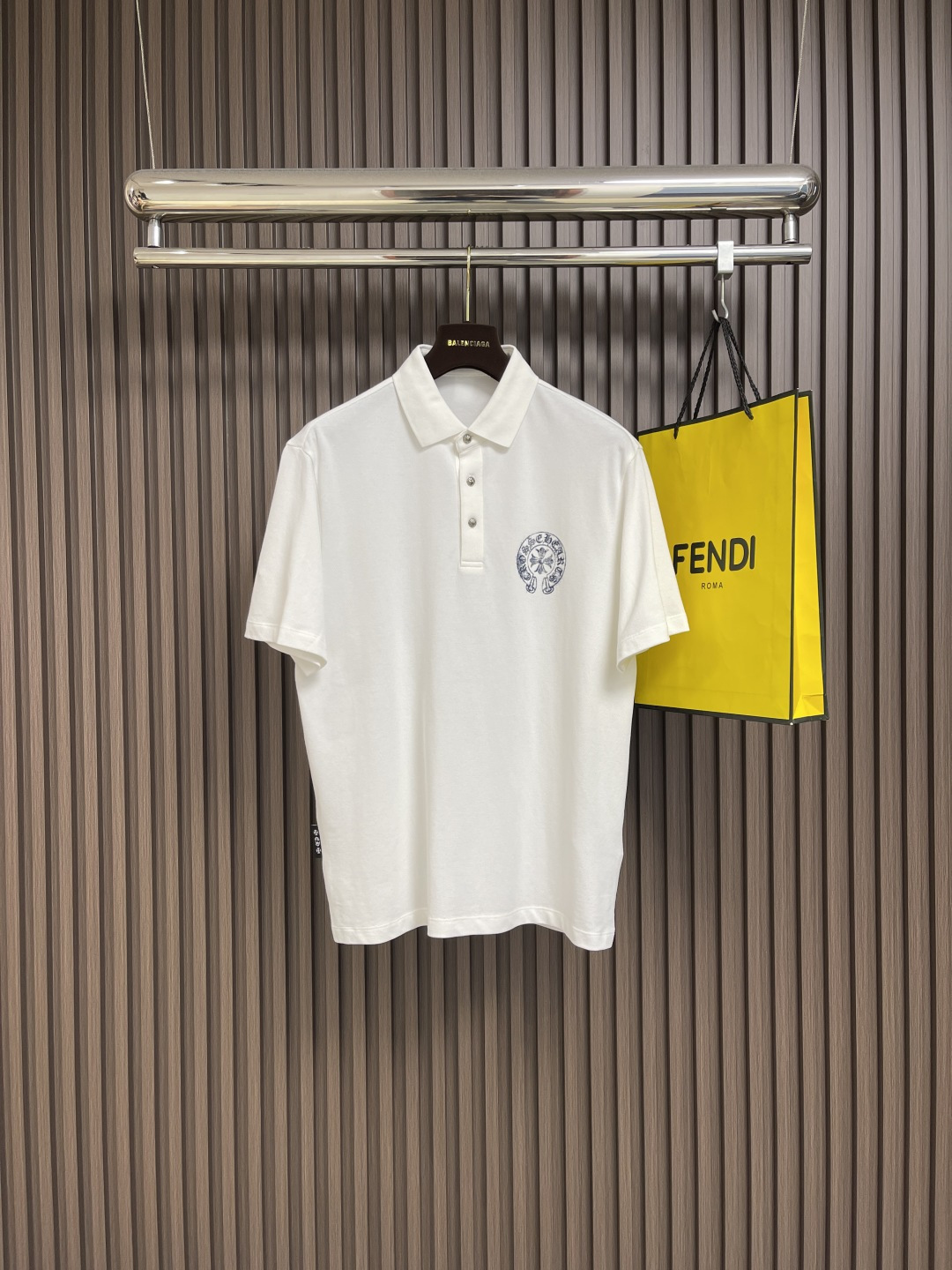 NO:492996,CH Croxin FW Sanskrit Print POLO shirt Chrome Hearts Sanskrit Polo shirt, Chrome Hearts' iconic Sanskrit print, is ostentatious and mysterious. It instantly stands out from the crowd when you wear it, and has its own rock star aura. The bold print breaks the dullness of the conventional Polo shirt and perfectly blends street trends with classic styles. It is perfect for going out on the street or attending music festivals every day!  Size M-3XL, chrome hearts, chrome hearts, alexander wang19860909CH 克罗心 FW梵文印花POLO衫 Chrome Hearts梵文Polo衫,Chrome Hearts标志性的梵文印花,张扬又神秘,穿上身瞬间从人群中脱颖而出,自带摇滚巨星气场.大胆的印花打破常规Polo衫的沉闷,将街头潮流与经典版型完美融合,日常出街或是参加音乐节都超合适！尺码M-3XL,,chrome hearts,chrome hearts,alexander wang,Men's clothing