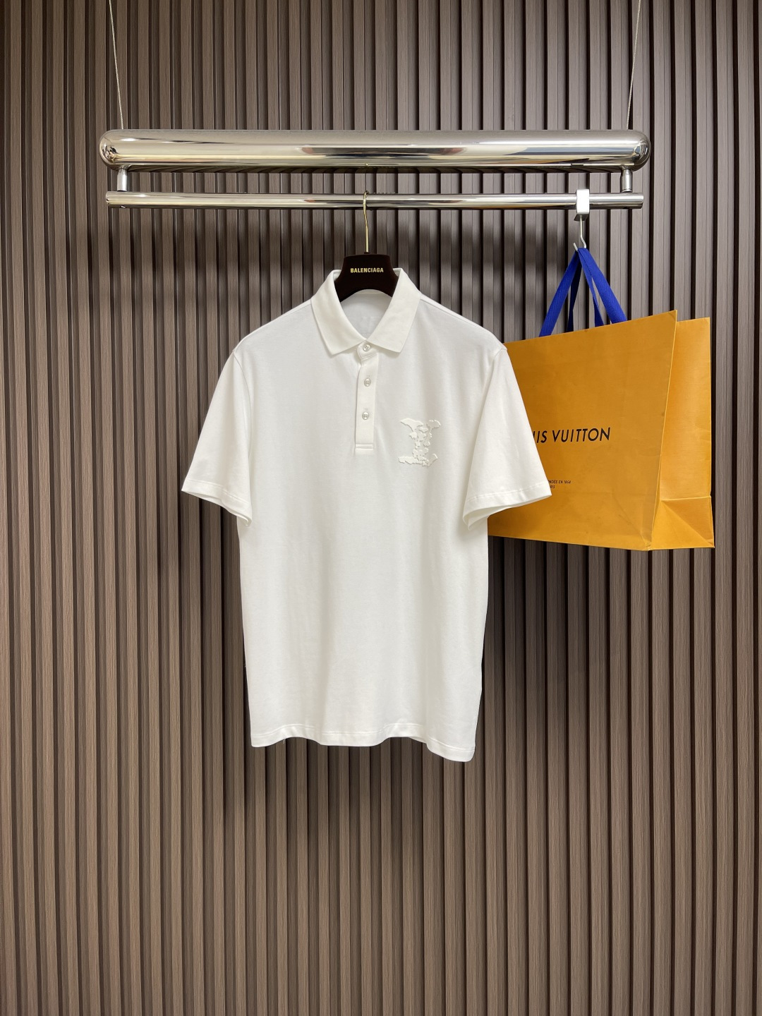 NO:492991,LV SS new spring and summer short-sleeved lapel T-shirt polo, custom high-end vermillion floor fabric simple and fashionable!  Classic logo simple and elegant style!  Full of high-end feel, wearable in all seasons. Simple European style. Size M-3XL, louis vuitton, T-shirt, tees, t-shirt, alexander wang19860909LV SS新款春夏短袖翻领T恤polo,定制高端朱地面料简单时尚款！经典logo简单大方的款式！满满的高级感,四季可穿.简欧风格.尺码M-3XL,,louis vuitton,T-shirt,tees，t-shirt,alexander wang,Men's clothing