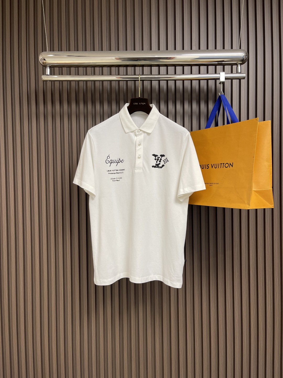 NO:493025,LV SS new spring and summer short-sleeved lapel T-shirt polo, custom high-end vermillion floor fabric simple and fashionable!  Classic logo simple and elegant style!  Full of high-end feel, wearable in all seasons. Simple European style. Size M-3XL, louis vuitton, T-shirt, tees, t-shirt, alexander wang19860909LV SS新款春夏短袖翻领T恤polo,定制高端朱地面料简单时尚款！经典logo简单大方的款式！满满的高级感,四季可穿.简欧风格.尺码M-3XL,,louis vuitton,T-shirt,tees，t-shirt,alexander wang,Men's clothing