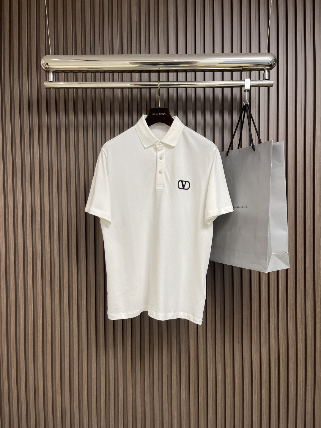 NO:493015,Valentino SS spring and summer new polo shirt is made of imported double mercerized bead floor cotton fabric, comfortable and breathable, delicate texture, super soft and skin-friendly!  The lapel design and tailoring are slim fit styles, which are absolutely crisp and handsome in combination!  It can be seen from the locking needle that it is absolutely produced by a large manufacturer. This density of sewing process is absolutely meticulous in handling details!  Size M-3XL, valentino, alexander wang19860909Valentino SS春夏新款polo衫 采用进口双丝光珠地棉面料 舒适透气 质感细腻 超柔软亲肤触感！翻领设计,剪裁属于修身版型 绝对挺括帅气的合体型！从锁针可以看出 绝对大厂代工出品 这种密度的缝制工艺 对待细节处理绝对是一丝不苟！尺码M-3XL,,valentino,alexander wang,Men's clothing