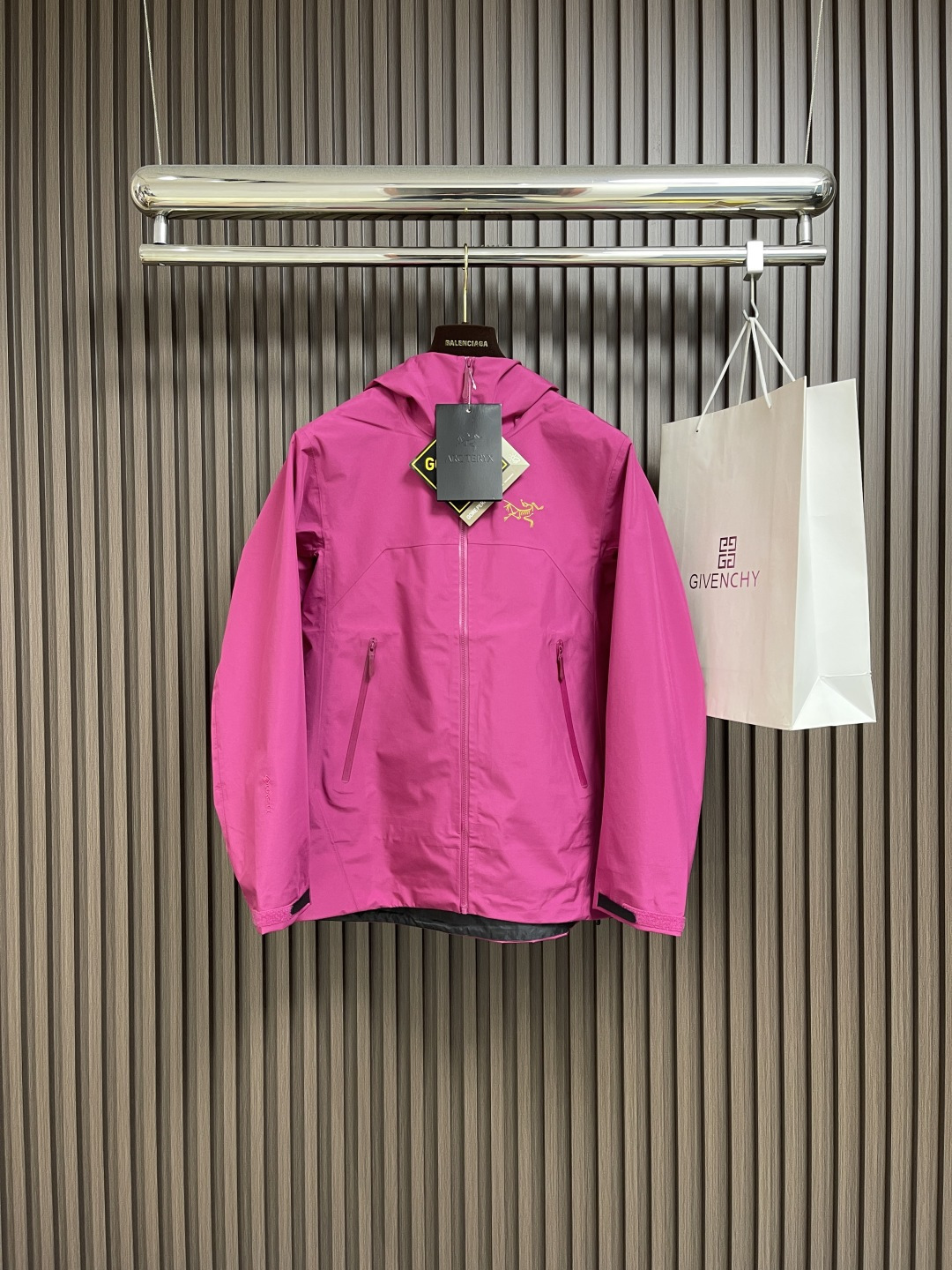 NO:490226,ARCTERYX BETA LT GORE-TEX Hard shell functional zipper jacket for couples, BetaLT is simple and versatile, providing the performance required for an alpine environment. It uses bluesign@ certified warp-knitted backing N40LGORE-TEX fabric, which is light and wear-resistant, windproof, waterproof and breathable, suitable for a variety of activities. Size S-XXL, arc'teryx, jackets & coats, alexander wang19860909ARCTERYX 始祖鸟 BETA LT GORE-TEX 男女情侣款硬壳机能风拉链外套,BetaLT设计简洁而通用,可提供高山环境所需的性能.采用bluesign＠认证的采用带经编背衬N40LGORE-TEX面料,轻薄而耐磨,防风、防水且透气,适合多种活动穿着.尺码S-XXL,arc'teryx,jackets & coats,alexander wang,Men's clothing