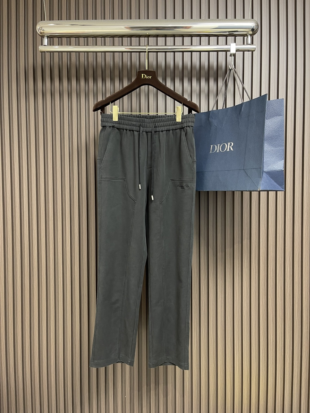 NO:487852,Dior 2025SS early autumn new men's straight-leg casual pants, unique color shows fashion and elegance. The skin is not bloated, unique and elegant, the whole style is very inclusive, and the leg shape is straight but not elastic and not easy to deform. Simple trousers are details everywhere, matched with polo, and other items, which can be formal and casual. I sincerely recommend a tasteful man to buy. Size M-3XL, dior, alexander wang19860909Dior 2025SS早秋新款男士直筒休闲裤,颜色独特显时尚优雅.贴肤不臃肿,独特的雅帅,整条版型包容性很大,修饰腿型 正而不板裤身有弹性不易变形.简单的裤装处处细节,搭配 polo,等单品都有超强的表现,可正式可休闲 真心推荐有品味的男士入手.尺码M-3XL,,dior,alexander wang,Men's clothing