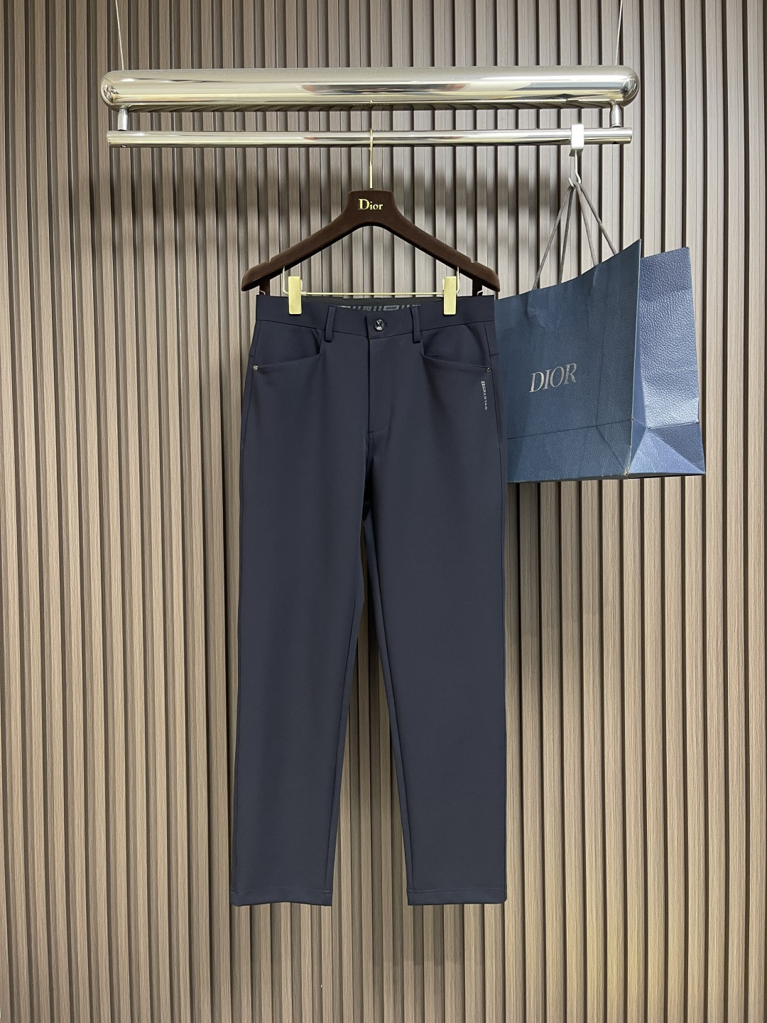 NO:490132,Ermenegildo Zegna 2025SS Spring and Summer Men's Leisure Pants!  A brand dedicated to men's ready-to-wear!  !  Focus is better. The most practical and graded fabric of Zenia combines breathability and comfort!  Men's casual hoodies. The pants are commuting styles, with Italian top designer tailoring styles, slim and stylish without being tight, and fitting tailoring fits the human body design!  Comfortable feel, full of high-end feel, and the elastic effect is quite in place. You won’t worry about the embarrassing situation caused by the tightness of the fabric when squatting down casually!  Size M-3XL, zegna,alexander wang19860909Ermenegildo Zegna 2025SS 春夏男士休闲裤！ 一个致力于男士成衣的品牌！！专注才更好,杰尼亚最实用也是最具有档次的面料,集透气性与舒适性为一体！男士休闲卫裤.裤类属通勤款,意大利顶级设计师剪裁版型,修身有型又不至于紧身,合身剪裁贴合人体设计！ 手感舒适 高级感十足,弹力效果也是相当到位,随意的蹲下都不会担心面料的紧绷造成的尴尬情况！尺码M-3XL,,zegna,alexander wang,Men's clothing