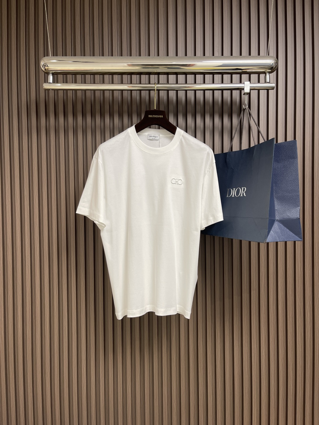 NO:487970,Ferragamo Classic logo embroidery logo couple short-sleeved T-shirt, fabric baby skin version exists, the fabric has a high number of posts, so it feels like the fabric is as pearlescent as it has no pores, and is very smooth and smooth. Enjoy the experience, and the fabric has the characteristics of circulating airflow. It can quickly remove the hot weather in any weather. Finally, I would like to emphasize that this precious fabric can directly feel the high-quality texture by looking at pictures and taking photos. There are few good sizes. XS-L, ferragamo, ferragamo, T-shirt, tees, t-shirt, alexander wang19860909Ferragamo菲拉格慕 经典标刺绣标识情侣款短袖T恤,面料婴儿肌肤版存在 面料支数很高密度高 所以感觉面料没有毛孔一样非常有珠光光泽 并且非常贴肤丝滑 臻享体验 并且面料还有循环气流层特性 无论什么天气都可迅速排闷热 最后强调一下这种珍贵面料是看图片和穿上拍照都可以直接感受到高级质感的少有好货尺码XS-L,,ferragamo,ferragamo,T-shirt,tees，t-shirt,alexander wang,Men's clothing