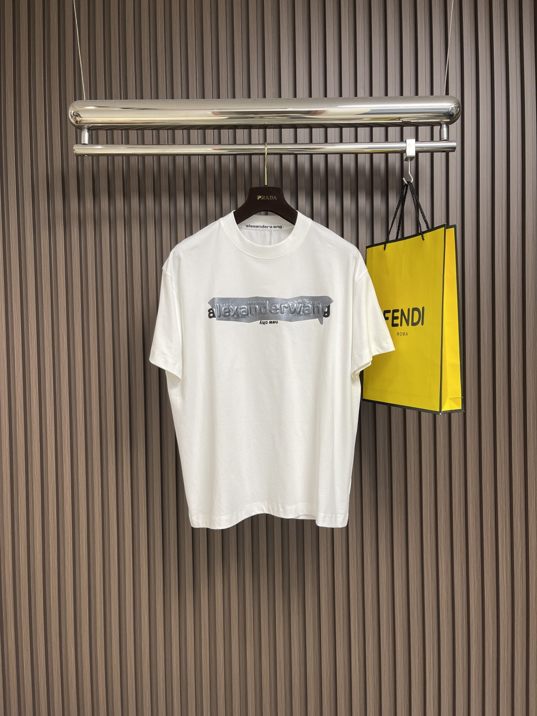 NO:487917,Alexander wang ss spring and summer new printed letter logo round neck T-shirt, good at shaping the hearts of young people, free and simple lifestyle and trend-oriented elements are deeply sought after by celebrities. It belongs to the os loose style, combined with the design of the shoulders, and the clean and simple color combination is particularly durable. It is suitable for daily life. The fabric is made of pure cotton, with good elasticity and high-quality materials. The advantage is that it is skin-friendly and breathable, and there is no sense of burden at all. Size S-XL, tees, t-shirt, alexander wang19860909Alexander wang ss春夏新款印花字母logo圆领T恤,善于塑造年轻人的心,自由简约的生活方式和顺应潮流的元素深受明星达人的追捧.它是属于 os 宽松版型,结合正肩的设计,结合干净简单的配色就特别耐看,适合日常,面料是选用的是纯棉,弹性较好,高品质的材质,优点就是亲肤透气,完全没有负担感.尺码S-XL,,tees，t-shirt,alexander wang,Men's clothing