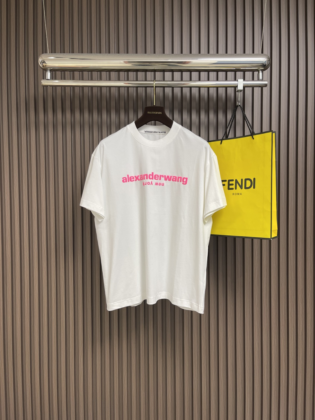 NO:487908,alexander wang SS summer three-dimensional printed short-sleeved T-shirt, made of high-quality cotton fabric, skin-friendly and comfortable!  Perfect style!  A versatile style!  The logo design is unique, with the upper body effect full of trendy and vitality. Size S-XL, T-shirt,tees, t-shirt,alexander wang19860909alexander wang SS夏季立体印花短袖T恤,采用优质棉质面料,亲肤舒适！版型完美！百搭款！logo设计别具一格,上身效果潮流时尚活力满满.尺码S-XL,,T-shirt,tees，t-shirt,alexander wang,Men's clothing