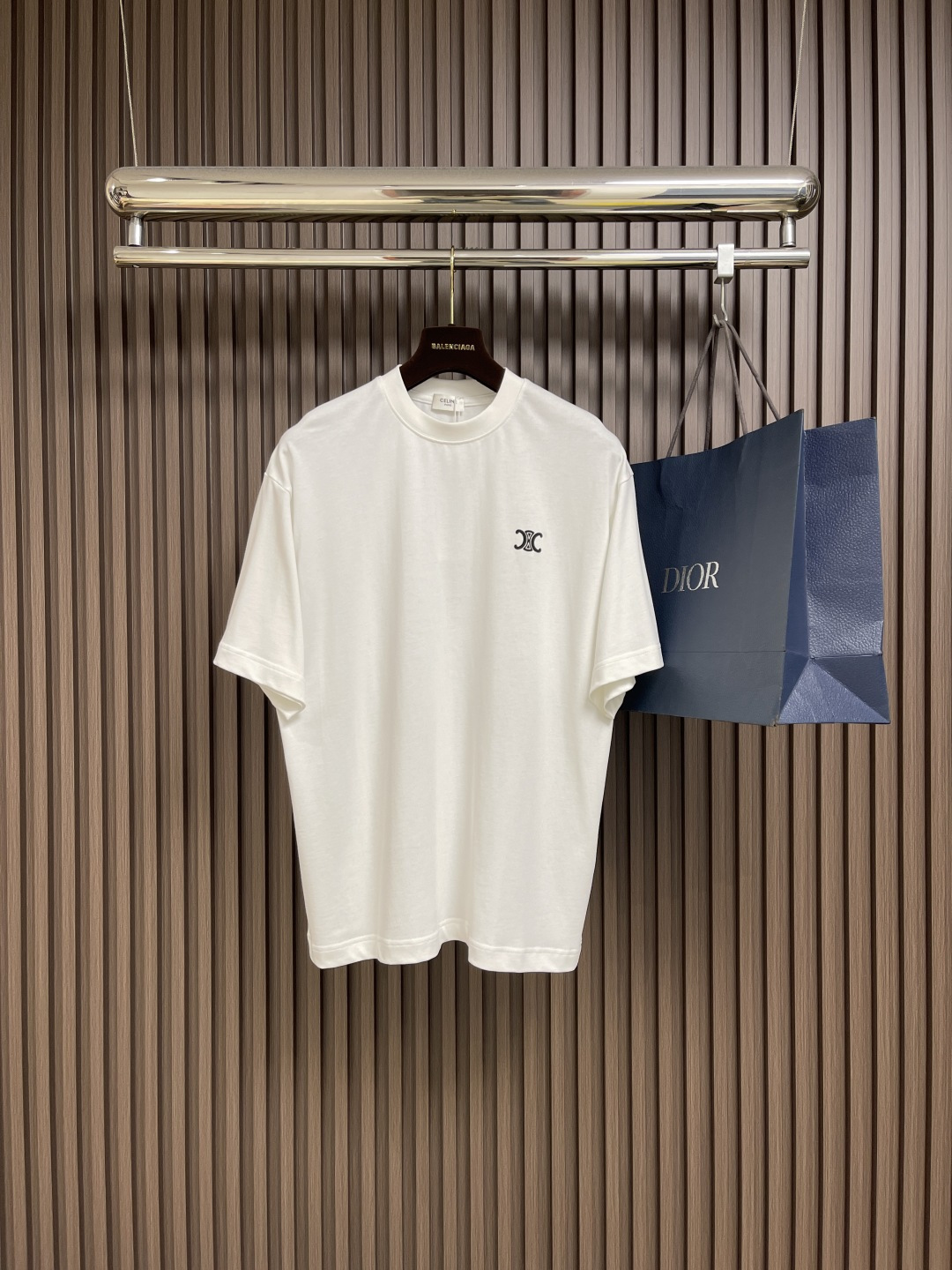 NO:487977,Celine Arc de Triomphe logo short-sleeved T-shirt, loose and not picky!  Simple model is the running volume model. The fabric is made of imported custom liquid ammonia fabric, washed and shrunk to 350 grams. It feels soft and comfortable. Size S-XL, celine, T-shirt, tees, t-shirt, alexander wang19860909Celine 凯旋门小logo短袖T恤,版型宽松不挑人！简洁款即是跑量款,面料采用进口定制液氨酸面料,经过洗水、缩水达350克重.手感柔软舒适.尺码S-XL,,celine,T-shirt,tees，t-shirt,alexander wang,Men's clothing