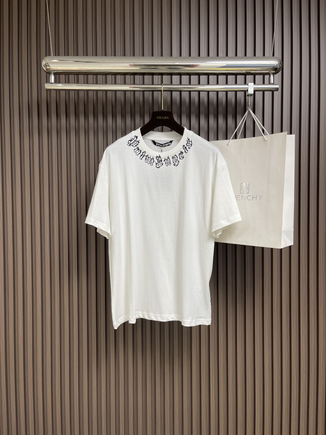 NO:487963,palm angels letter logo oversized short-sleeved T-shirt, fashion genius all kinds of palm angels, a high-end luxury brand with street ancestry, minimalist design but stylized, the overall American high street casual and Hawaiian vacation style follows the usual oversized shape, large shoulders, belongs to a wide and broad fashion, with a lazy tone, no gender, and can be controlled by both men and women. Size S-XL, T-shirt,tees, t-shirt,alexander wang19860909palm angels 字母logo大廓形短袖T恤,时尚精们各种推崇的棕榈天使,一个有着街头血统的高奢潮牌,极简设计但风格化,整体很美式高街休闲又很夏威夷度假风版型上沿袭一贯的大廓形,大落肩,属于宽宽阔阔的时髦,自带慵懒调性,无性别主义,男女均能驾驭.尺码S-XL,,T-shirt,tees，t-shirt,alexander wang,Men's clothing