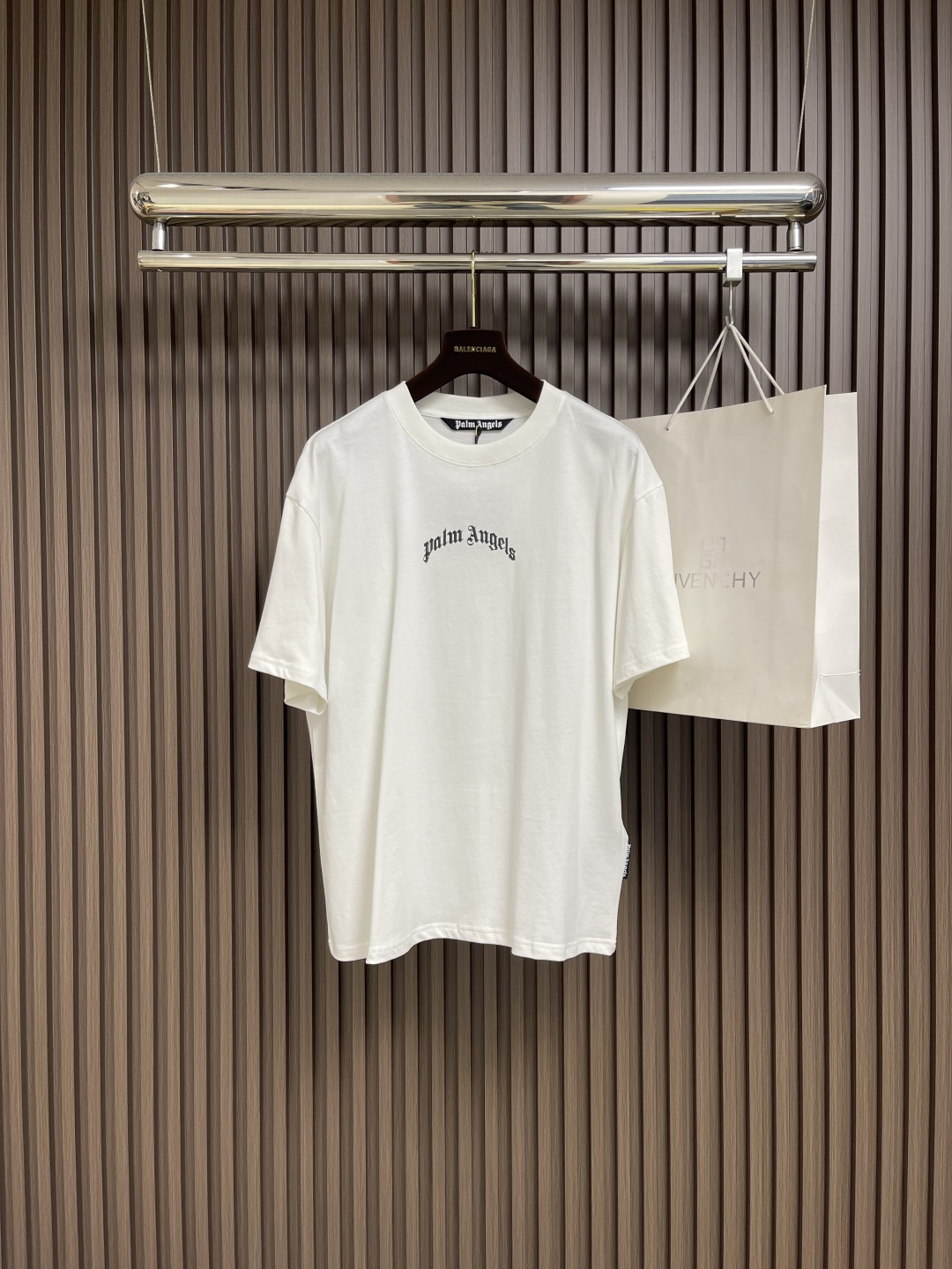 NO:487956,Palm Angels Spring and Summer new logo letters heavy industry wash new short-sleeved T-shirt. Fashion experts recommend various angels, a high-end luxury brand of trendy men and women with street ancestry!  Short-sleeved selection is made of imported pure cotton fabrics. The fabric feels soft, delicate and thick, and has extremely excellent breathable and moisture absorption performance. The letter printing is matched with outstanding large shoulder drop and oversized shape. The overall design is very fashionable and outstanding, and can be easily controlled by both men and women!  Size S-XL, T-shirt,tees,t-shirt,alexander wang19860909Palm Angels 春夏新款logo字母重工水洗新款短袖T恤.时尚达人们各种推崇的天使一个有着街头血统的高奢潮牌潮男型女们的搭配圣品！短袖精选客供进口纯棉面料制作而成,面料触感柔软细腻厚实,拥有着极为优越的透气吸湿性能,字母印花再搭配上出彩的大落肩与大廓形,整体设计非常时髦出众,男女均可轻松驾驭！尺码S-XL,,T-shirt,tees，t-shirt,alexander wang,Men's clothing