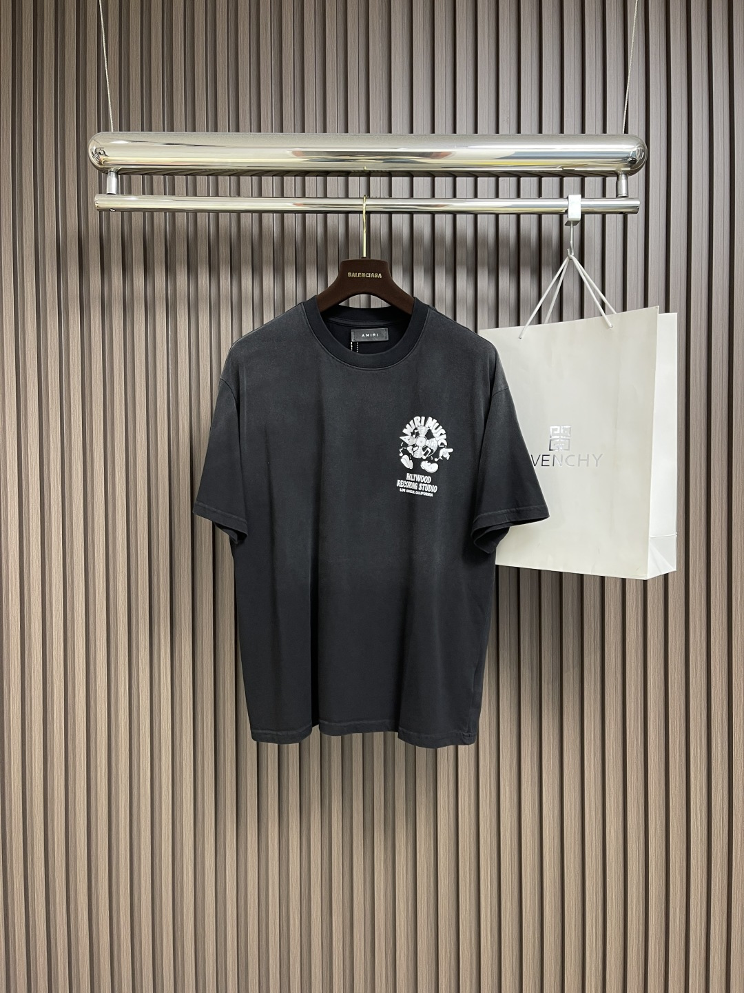 NO:487935,Amiri SS spring new cotton logo round neck T-shirt, comfortable and breathable cotton fabric, illustration logo printing craft embellishment, round neck short-sleeved T-shirt, loose fit. Size S-XL, amiri, T-shirt, tees, t-shirt, alexander wang19860909Amiri SS春季新品棉质logo圆领T恤,舒适透气棉质面料,插画logo印花工艺点缀,圆领短袖t恤,宽松版型.尺码S-XL,,amiri,T-shirt,tees，t-shirt,alexander wang,Men's clothing