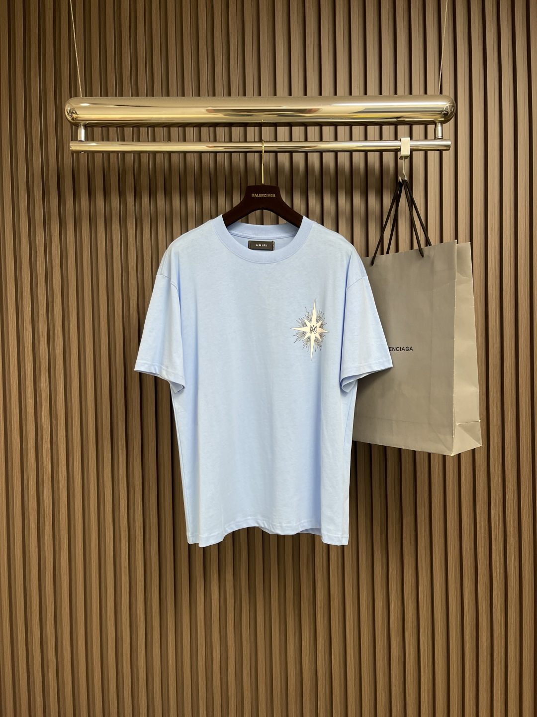 NO:487942,AMIRI SS summer new Xingmang logo printed round neck short-sleeved T-shirt, digital direct-shot printed wash-water loose version T-shirt, using 300 grams of heavy fabric, using Xinjiang long velvet cotton 260 grams, the fabric color is customized and dyed, without shrinking or fading. It feels comfortable and has a strong texture. Size S-XL, amiri, T-shirt, tees, t-shirt, alexander wang19860909AMIRI SS夏季新款星芒logo印花圆领短袖T恤,数码直喷印花洗水宽松版T恤,采用300克重面料,采用新疆长绒棉260克,面料颜色定制定染,不缩水不退色.手感舒服,质感超强.尺码S-XL,,amiri,T-shirt,tees，t-shirt,alexander wang,Men's clothing