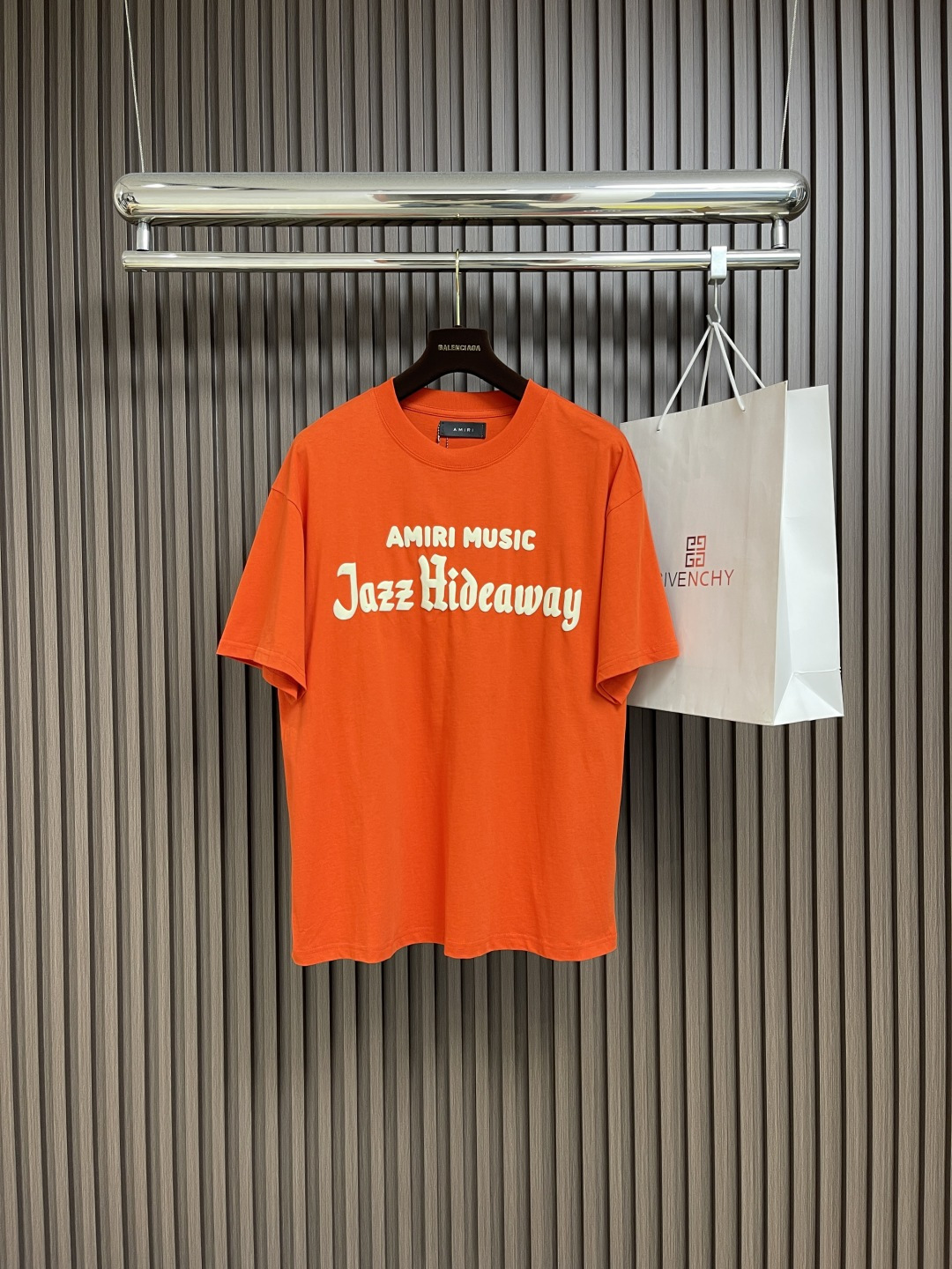 NO:487949,Amiri retro logo printed short-sleeved T-shirt, ins a must-have T-shirt for street photography, high-end American street fashion and unique style, and is inherently extraordinary. Knitted cotton fabrics, complementary craftsmanship, does not need to be explained, light and breathable, excellent comfort, soft and delicate, and more natural. The double-layer ribbed neckline design with a flat and smooth mat is not easy to deform. The new faded retro logo printed, using imported colloidal fusion technology, looks fresh and natural, and the color is sloppy and retro just shows the natural taste. Size S-XL, amiri, T-shirt, tees, t-shirt, alexander wang19860909Amiri 复古标识印花短袖T恤,ins 潮人街拍凹造型的必备T恤,高端美系街潮兼具个性时尚范儿,与生俱来的不平凡.针织棉面料,工艺上的相辅相成就不需要解释了,轻盈透气,舒适感极佳,柔软细腻更为自然,定织型的双层罗纹领口设计,平整服贴不易变形.全新褪色复古标识印花,采用进口胶质融烫工艺显得清新自然,色泽的颠沛复古感恰到好处彰显自然的味道.尺码S-XL,,amiri,T-shirt,tees，t-shirt,alexander wang,Men's clothing