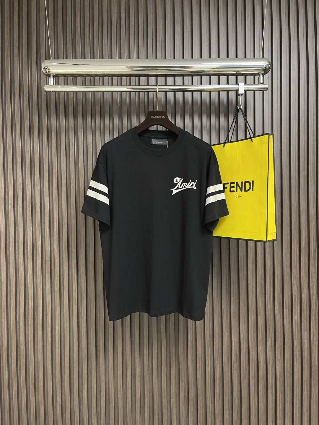 NO:487925,Amiri SS new logo printed round neck T-shirt, spot-on use 180 grams imported pure cotton fabric, custom threaded fabric is vertical and soft, comfortable upper body and breathable and skin-friendly, printing process adopts original pulp printing, domestic and foreign trade OEM processing, original single quality, all double-wire webbing on the back shoulder of the neck, custom woven main wheat, new washing label full packaging. Size S-XL, amiri,tees, t-shirt, alexander wang19860909Amiri SS新款logo印花圆领T恤,现货采用180克进口纯棉面料,定制螺纹面料垂直柔软,上身舒适透气亲肤,印花工艺采用原版浆印,国内外贸代工厂加工,原单品质,领口后肩全部双线织带包边,采用定制织布主麦,新款洗水唛吊牌包装齐全.尺码S-XL,,amiri,tees，t-shirt,alexander wang,Men's clothing