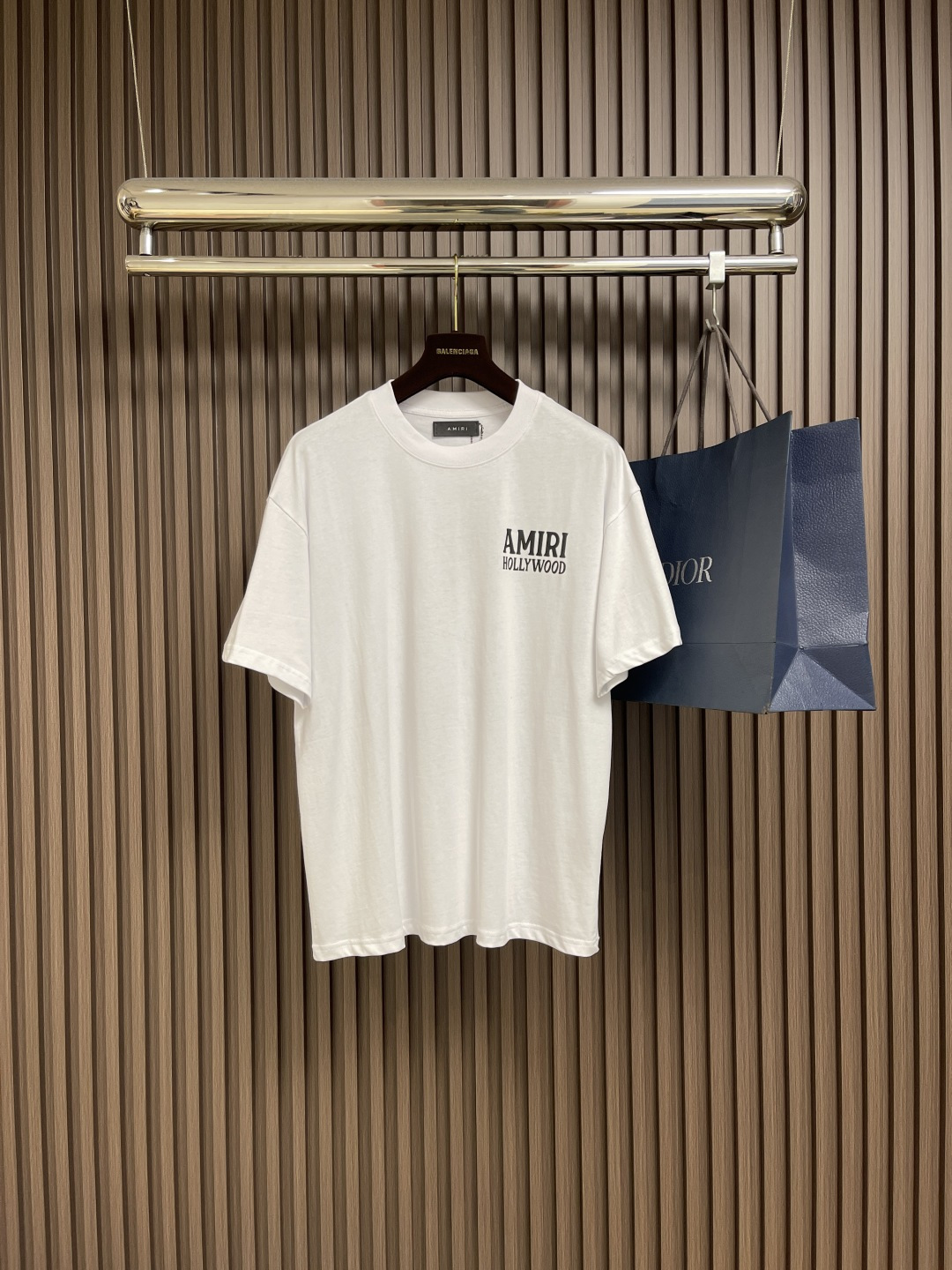 NO:487920,The top luxury among Amiri trendy brands!  SS American retro printed couple T-shirt, classic Amiri letters, naturally drooping, and the texture that echoes it is very artistic and has a retro sense of age and a young trendy artistic atmosphere. It injects refined design into the street items, but punk still becomes slightly gentle. The theme of love is full of eclectic artistic expression on the West Coast!  Small dark tone, regular silhouette cut, 210g combed cotton, no gender boundary!  Full set of authentic customization!  Size S-XL, amiri,tees, t-shirt,alexander wang19860909Amiri 潮牌中的顶奢！SS美式复古印花情侣T恤,经典Amiri字母体,自然垂落,与之呼应的质感,极具艺术冲击力,既拥有复古年代感,还有年轻的潮流艺术气息,在街头单品中注入了精细化的设计,朋克依旧却稍变得温和,关于爱的主题,充满了西海岸不拘一格的艺术表达！小暗黑的基调,常规廓形剪裁,210克精梳纯棉,无性别分界！全套正品级定制！尺码S-XL,,amiri,tees，t-shirt,alexander wang,Men's clothing