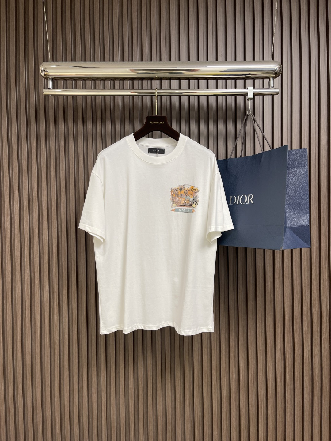 NO:487984,amiri faded retro logo printed short-sleeved T-shirt, an essential T-shirt for street photography ins trendy people, high-end American street fashion and personality style, and is inherently extraordinary. Knitted cotton fabrics have complementary craftsmanship and achievement, which is light and breathable, excellent comfort, soft and delicate, and more natural. The fixed-woven double-layer ribbed neckline design is designed to make the uniform and not easily deformed. The new faded retro logo printed uses imported colloidal melting technology to make it look fresh and natural, and the color is sloppy and retro just highlights the natural flavor.  Size S-XL, amiri, T-shirt, tees, t-shirt, alexander wang19860909amiri 褪色复古标识印花短袖T恤,ins 潮人街拍凹造型的必备T恤,高端美系街潮兼具个性时尚范儿,与生俱来的不平凡.针织棉面料,工艺上的相辅相成就不需要解释了,轻盈透气,舒适感极佳,柔软细腻更为自然,定织型的双层罗纹领口设计,平整服贴不易变形.全新褪色复古标识印花,采用进口胶质融烫工艺显得清新自然,色泽的颠沛复古感恰到好处彰显自然的味道．尺码S-XL,,amiri,T-shirt,tees，t-shirt,alexander wang,Men's clothing