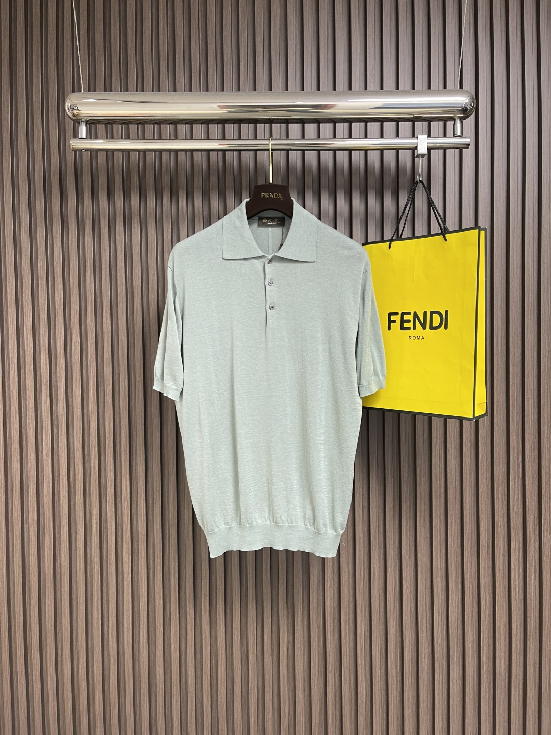 NO:493049,LP Loro Piana Walkery Round-neck Rib Knitted POLO The weaving method is made of convex needle weaving, with interlaced textures and prominent visual effects; the natural shoulder drop design is very comfortable and relaxed, and the fall shoulder drop naturally fits the shoulder lines of the human body, visually weakens the difference in shoulder width, and is more tolerant to all people of different body shapes, avoiding the pressure of the traditional shoulder drop design, and naturally fall shoulder creates a relaxed and casual effect. The needle at the cuff connection forms a natural tilt or curve shape, and the transition is smoother, making the overall structure more stable and preventing deformation. Different needle retraction methods and frequency will affect the overall style, reflecting professional exquisiteness. The hem is decorated with fine thread edges and simple and neat edge retraction to provide a clear sense of line and sleekness, making it look more refined. It is a high-end application of design, craftsmanship and machines, which significantly improves the wearing quality experience. The overall wiring is straight and delicate, the fabric is comfortable and soft, and the color is consistent and there is no color difference. It can be matched with the same style to create a fashionable look, and control various occasions, customize auxiliary materials, complete three standards, and the same style for men and women! Size S-M-L, loro piana, loro piana, alexander wang19860909LP Loro Piana Walkery圆领罗纹针织POLO 织法上采用凸针编织打造,纹理交错,视觉效果突出；自然落肩设计极具舒适感与松弛感,落肩自然下垂贴合人体肩部线条,在视觉上弱化肩宽差异,对所有不同体型的人更加包容、避免传统的那些落肩设计的压迫感,自然落肩营造出轻松、随意效果,袖口连接处收针形成自然的倾斜或弧形、过渡更加流畅,使得整体结构更加稳固、防止变形,不同的收针方式和频率都会影响整体版型,体现专业的精致度,下摆以细致的螺纹收边,简洁利落的收边为提供清晰的线条感,垂顺感,显得更加精致,是设计、工艺与机器的高端应用,显著提升穿着品质的体验.整体走线平直细腻,面料舒适柔软,颜色一致无色差,能与同款搭配营造时尚造型,驾驭各种场合,定制辅料,三标齐全,男女同款！尺码S-M-L,,loro piana,loro piana,alexander wang,Men's clothing