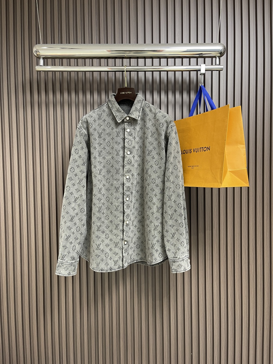 NO:493069,LV ss autumn and winter new full-print jacquard denim jacket, sewn with denim, full-print Monogram jacquard pattern, enriching visual effect, adding layered look, surface, auxiliary material development, lapel long-sleeved shirt tailoring. Size S-XL,,louis vuitton, jackets & coats,alexander wang19860909LV ss秋冬新款满印提花牛仔外套,采用牛仔布缝制,满印Monogram提花图案,丰富视觉效果 增添造型层次感 面 辅料开发 翻领长袖衬衣剪裁.尺码S-XL,,louis vuitton,jackets & coats,alexander wang,Men's clothing