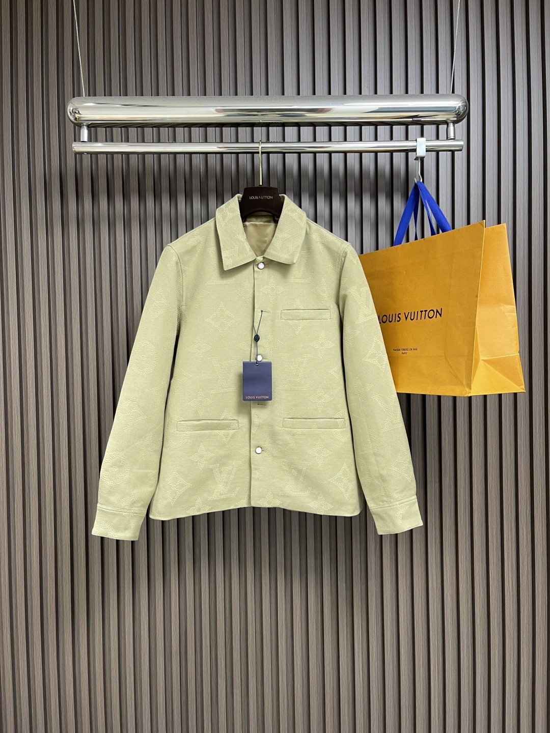 NO:493082,Tops, pants, LV SS new cotton full-print denim jacket, jeans suit, dipped in elegant tones, and depicted three-dimensional Safari Monogram pattern from the spring and summer fashion show, and then embroidered with Damier labels on the back. It can create a neat look with the same style. Size S-XL,,louis vuitton, jeans, jackets & coats, alexander wang19860909上衣 裤子 LV SS新款棉质满印牛仔外套牛仔裤套装,浸染优雅色调,依托刺绣工艺描绘出自 春夏时装秀的立体 Safari Monogram 图案,再为后部点缀Damier标签.可与同款式打造利落造型.尺码S-XL,,louis vuitton,jeans,jackets & coats,alexander wang,Men's clothing