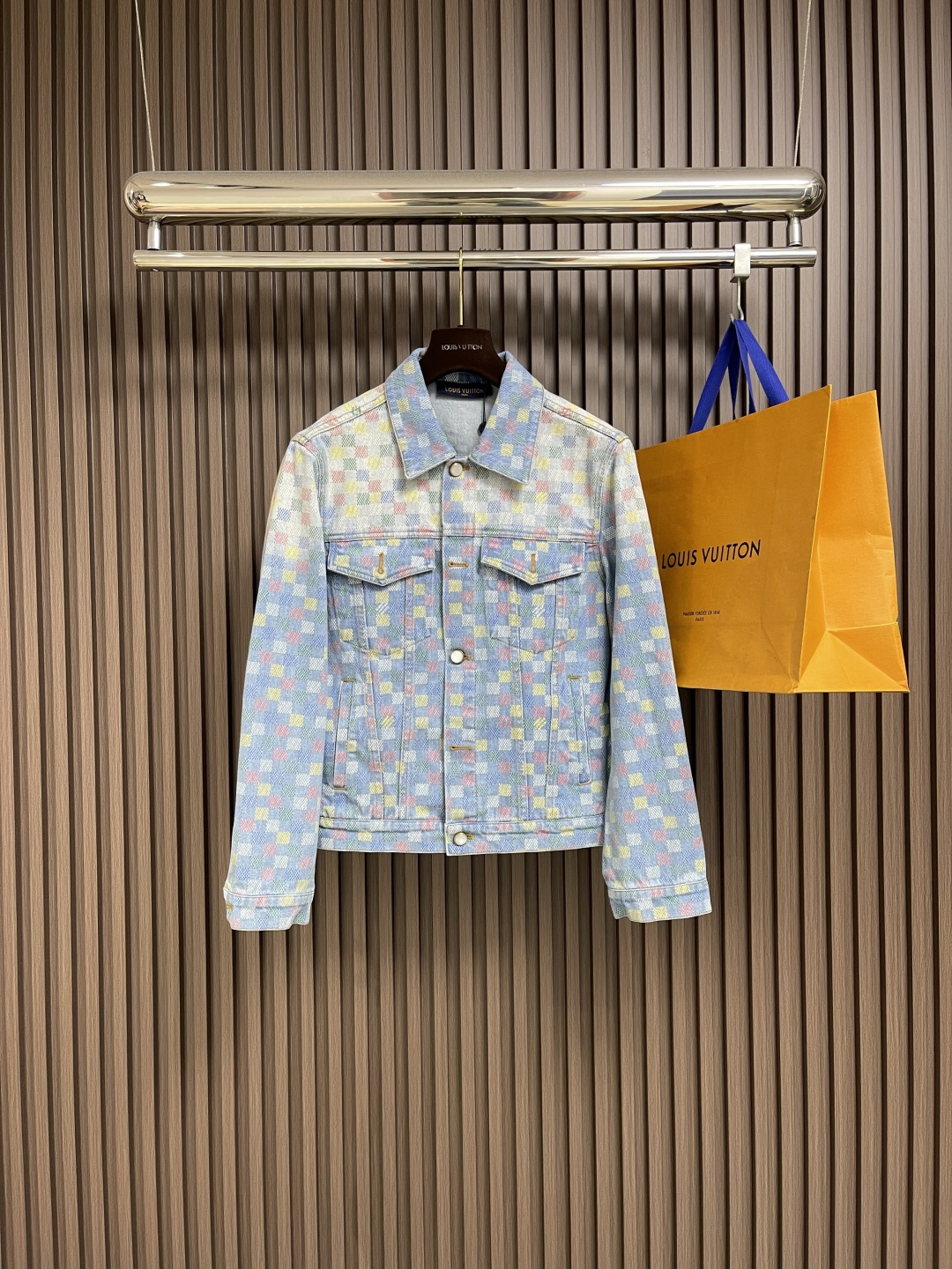 NO:487923,Jacket Jeans LV Ss New Truck Jeans Jacket Jeans Set, Washed Tannin, Marque L.Vuitton Deposee logo is integrated into Vers Der check, cleverly traced the spring and summer show style. The original color hand-painted print echoes the colorful flag of the UNESCO roof garden, and the pearlescent buttons add a more exquisite touch. Size S-XL 29-30-31-32 The counter is too large, louis vuitton, versace, jeans, jackets & coats, jackets & coats, alexander wang19860909外套 牛仔裤 LV ss新款卡车牛仔夹克牛仔裤套装,取材水洗丹宁布,将 Marque L.Vuitton Deposee 标识融入Vers Der 格纹,巧妙回溯 春夏秀场风采.原色手绘效果印花呼应联合国教科文组织屋顶花园的缤纷旗帜,珠光纽扣再添考究一笔.尺码S-XL 29-30-31-32 专柜码数偏大,,louis vuitton,versace,jeans,jackets & coats,jackets & coats,alexander wang,Men's clothing