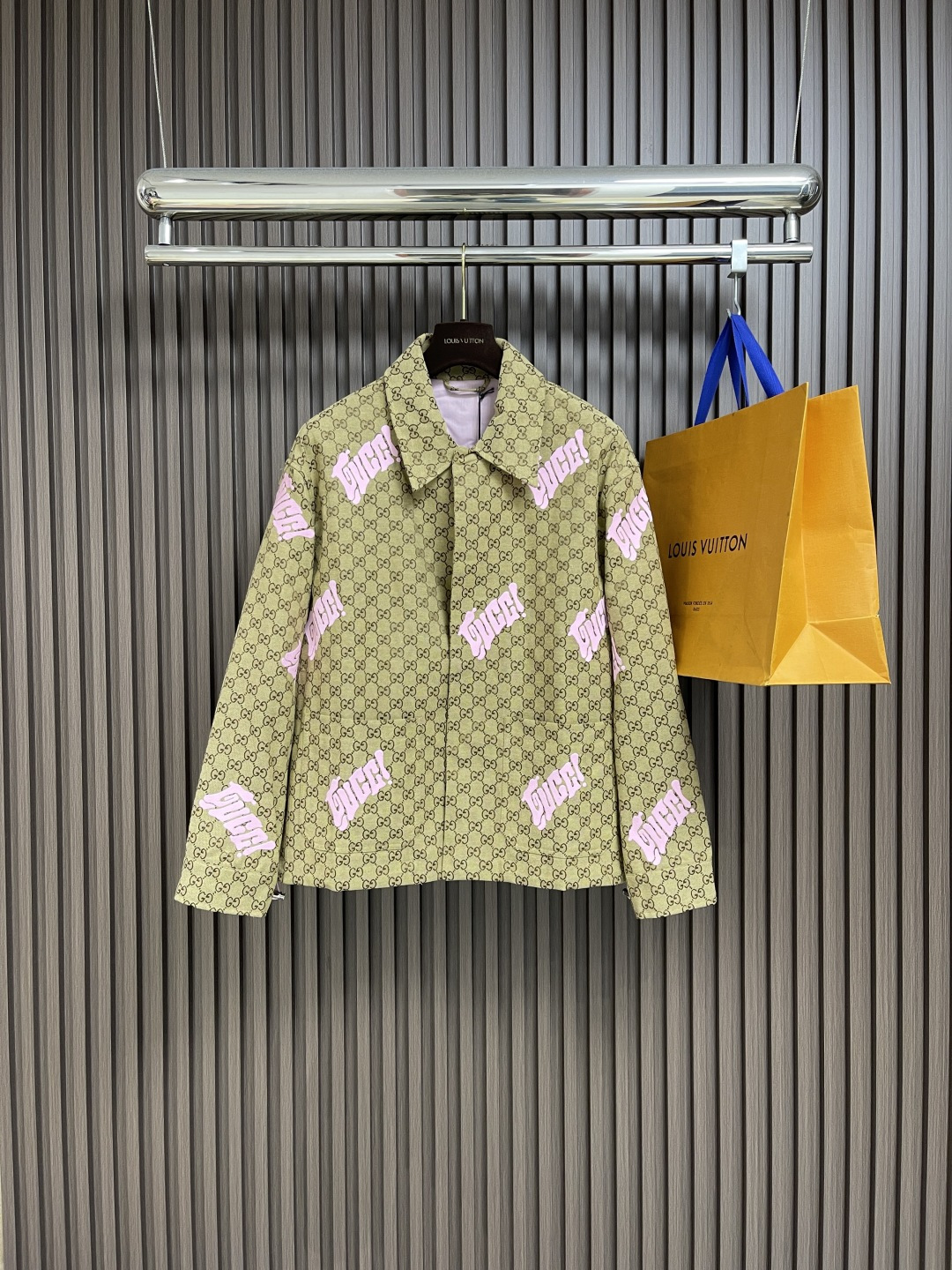 NO:493089,GUCCI 2025ss early autumn new full-print jacquard cotton casual jacket, with interlocking logo pattern on the front facing the front of the symmetrical patch pocket pink letter logo embroidery inner echoing pink lid, metal zipper snap buckle opening and closing hem drawstring details, casual style, same style for men and women. Size S-XL, gucci, jackets & coats, alexander wang19860909GUCCI 2025ss早秋新款满印提花棉质休闲外套,满身互扣logo图案正面对称贴布口袋粉色字母logo刺绣内里呼应粉色里布、金属拉链按扣开合下摆抽绳细节、休闲版型、男女同款.尺码S-XL,,gucci,jackets & coats,alexander wang,Men's clothing