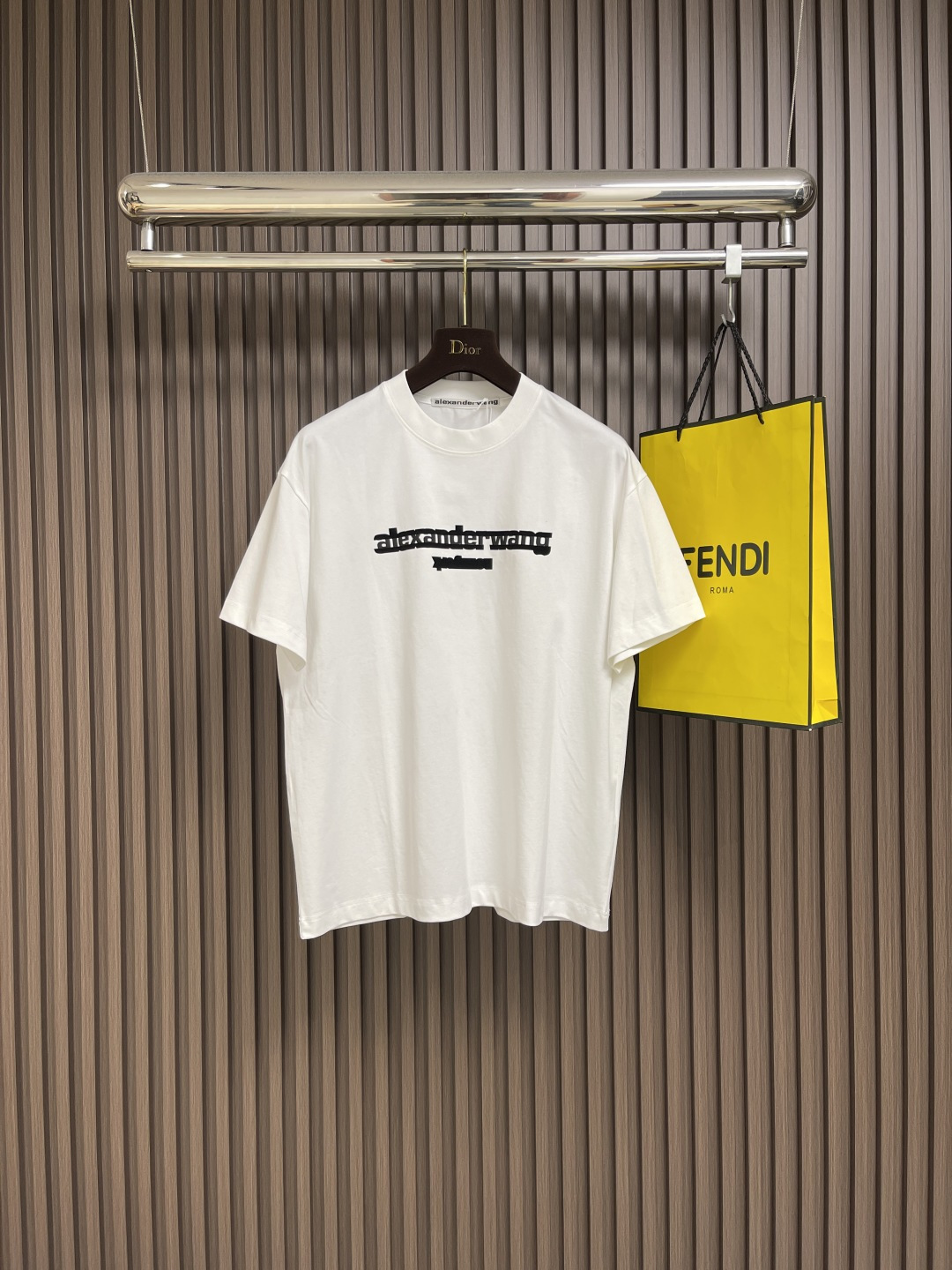 NO:516699,Alexander wang 2025SS summer three-dimensional printed short-sleeved T-shirt, made of high-quality cotton fabric, skin-friendly and comfortable!  Perfect style!  A versatile style!  The logo design is unique, with the upper body effect full of trendy and vitality. Size S-XL, T-shirt,tees, t-shirt,alexander wang19860909Alexander wang 2025SS夏季立体印花短袖T恤,采用优质棉质面料,亲肤舒适！版型完美！百搭款！logo设计别具一格,上身效果潮流时尚活力满满.尺码S-XL,,T-shirt,tees，t-shirt,alexander wang,Men's clothing