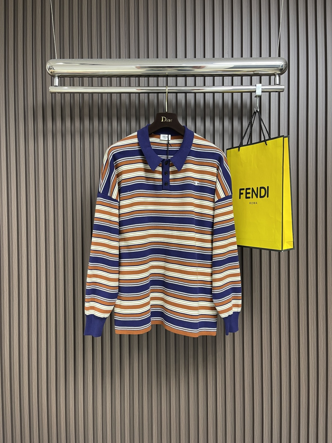 NO:493055,Celine's new autumn knitted lapel long-sleeved POLO, using custom-ordered fabrics, embroidered craft letter pattern logo, consistently produced with high specifications, skin-friendly and breathable, the texture of the ready-to-wear and the top body are very good, the upper body is fashionable and handsome, the three-standards are complete, the size S-M-L, celine, alexander wang19860909Celine 秋季新品针织翻领长袖POLO,采用客订面料,刺绣工艺字母图案logo,一贯的高规格出品,亲肤透气,成衣包括质感都非常好,上身时尚帅气,三标齐全,尺码S-M-L,,celine,alexander wang,Men's clothing