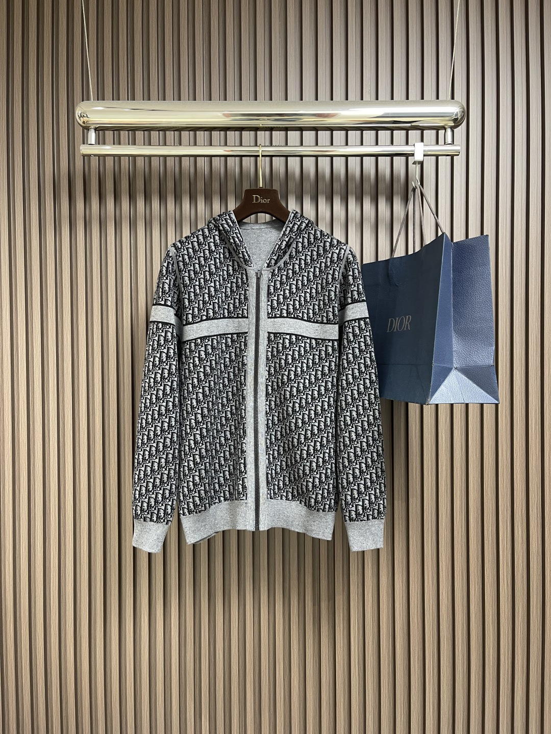 NO:493095,Dior 2025ss autumn presbyterian logo zipper cashmere jacket, double-sided wearable, back letter jacquard double weaving craftsmanship luxurious and handsome, large lapel with slim waist design and tailoring, fashionable and high-end, white and rich and beautiful, classic style is not picky for people, big and slim on the upper body, Swiss machine embroidery sewing tray crafts imported cashmere yarn double-sided jacquard fabric. Size S-XL, dior, jackets & coats, alexander wang19860909Dior 2025ss秋季老花logo拉链羊绒外套,双面可穿 后背字母提花双织工艺奢华帅气 大翻领搭配小蛮腰设计剪裁 时髦又高级 白富美必入 经典版型不挑人上身巨显瘦 瑞士机刺绣缝盘工艺 进口羊绒纱线双面提花面料.尺码S-XL,,dior,jackets & coats,alexander wang,Men's clothing