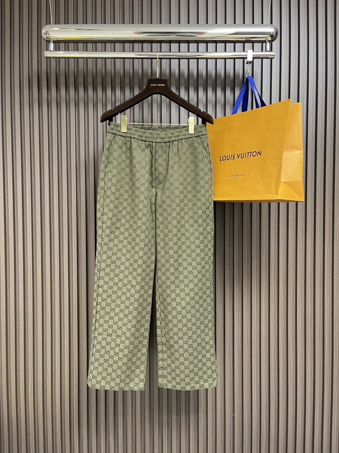 NO:493076,GUCCI Presbyterian full-print canvas trousers, SS Early Autumn Series launched a new jacquard trousers, made of the brand's iconic forest green canvas fabric. The fabric is customized jacquard craftsmanship, and the full frame presents a classic interlocking logo pattern, demonstrating the essence of the brand. The trousers are made of elastic and elastic waist design, and are matched with hand-sewn embossed leather hanging grain details to ensure comfort while improving the overall texture. The micro-contoured trousers' legs show the brand's classic style, and the same style of men and women are suitable for wearing all kinds of body types. This season's design continues the brand's consistent craftsmanship level, using calm black, gray and green tones, and embossed details are embellished through exquisite floral embroidery and embossed logo craftsmanship. The shorts are made of high-quality canvas material, combining durability and high-end texture, perfectly interpreting the ultimate pursuit of quality. Size S-XL, gucci, shorts, alexander wang19860909GUCCI 老花满印帆布长裤,ss早秋系列推出全新提花长裤,采用品牌标志性森林绿帆布面料打造.面料选用定制提花工艺,满幅呈现经典互扣logo图案,彰显品牌精髓.裤装采用松紧弹力腰围设计,搭配手缝压花皮质吊粒细节,确保穿着舒适度的同时提升整体质感.微廓形裤脚剪裁展现品牌经典版型,男女同款设计适合各类体型穿着.本季设计延续品牌一贯的工艺水准,选用沉敛的黑色、灰色与绿色调,通过精湛的花卉刺绣与压花标识工艺点缀细节.短裤整体采用优质帆布材质,兼具耐用性与高级质感,完美诠释对品质的极致追求.尺码S-XL,,gucci,shorts,alexander wang,Men's clothing