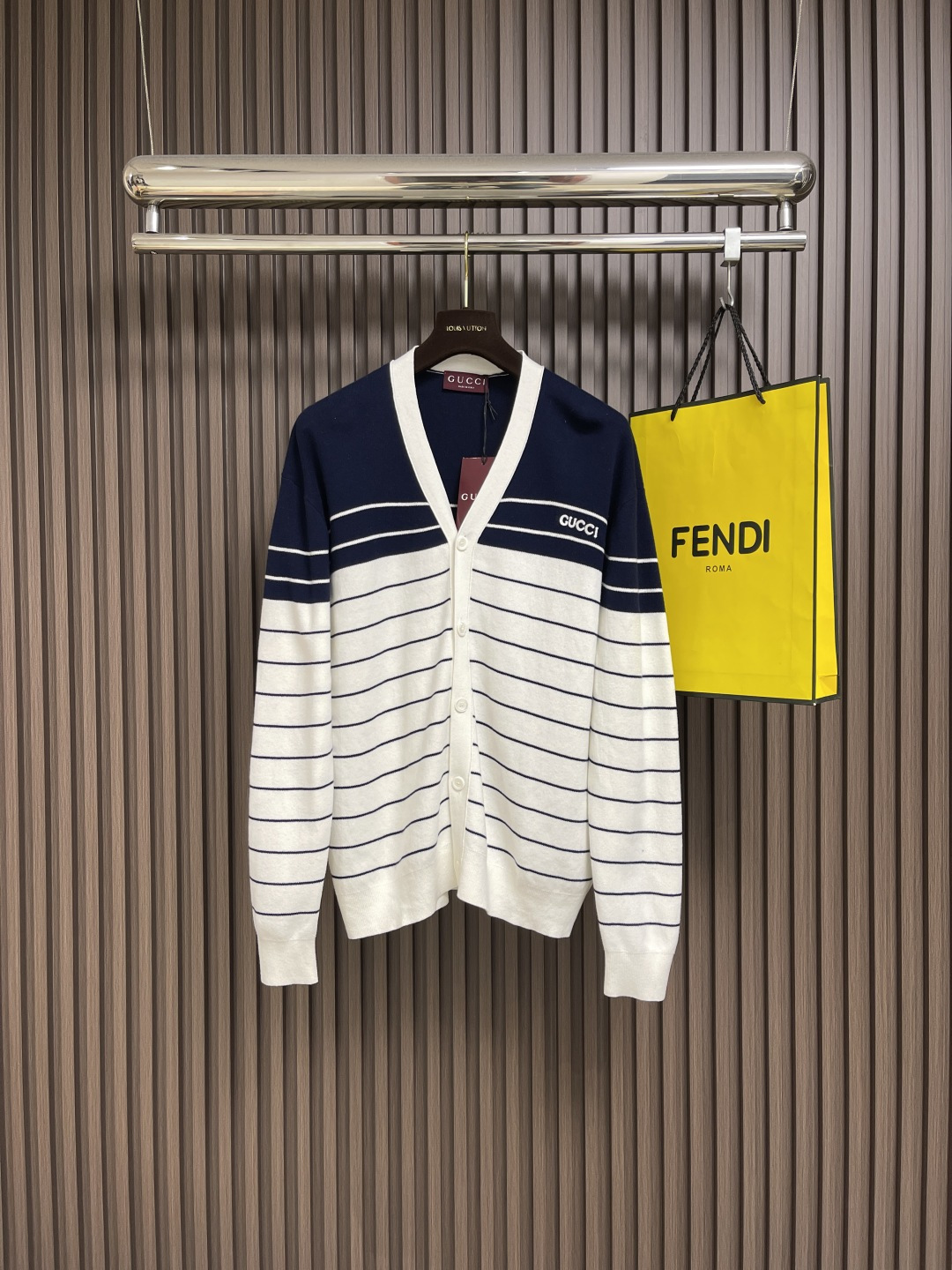 NO:493062,GUCCI ss new V-neck knitted cardigan, selected striped knitted cotton, craftsmanship and Gucci embroidery, showing a unique style. Color weaving technology, multiple color combination weaving method, delicate and comfortable feel and good texture!  !  The classic V-neck is not picky about the face shape, and the dress is made of strip-to-striped craftsmanship!  Use pure hand sewing disc positioning to make the weaving sheets match the grid and strips. Size S-XL, gucci, alexander wang19860909GUCCI ss新款V领针织开衫,甄选条纹针织棉打造,匠心融蕴Gucci刺绣,尽显别样风采.色织工艺 多重颜色组合织法 手感细腻舒适而且质感很好！！经典的v领口不挑脸型,整衣都采用对条工艺！采用纯手工缝盘定位,使织片对格对条.尺码S-XL,,gucci,alexander wang,Men's clothing